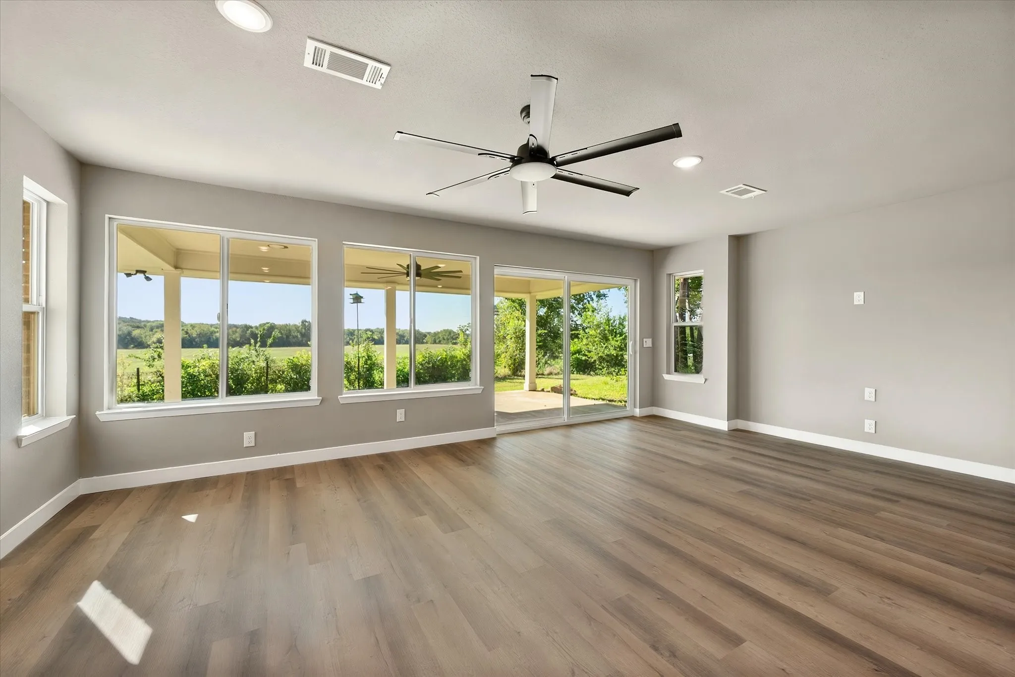 Single Family Residence For Sale in Parker County , 6809 Norris Circle, Weatherford, Texas 76087, 3 Bedroom, 2 Bathroom, 2 Garage spaces, 2,011 Sqft, built in 1982, mls#21379356, Real Estate Agent in Weatherford, Homes For Sale in Parker county, Homes For Sale in Weatherford, Realtor in Weatherford Texas, Real Estate Brokerage Independent Realty Texas, Luminita Cordes Realtor