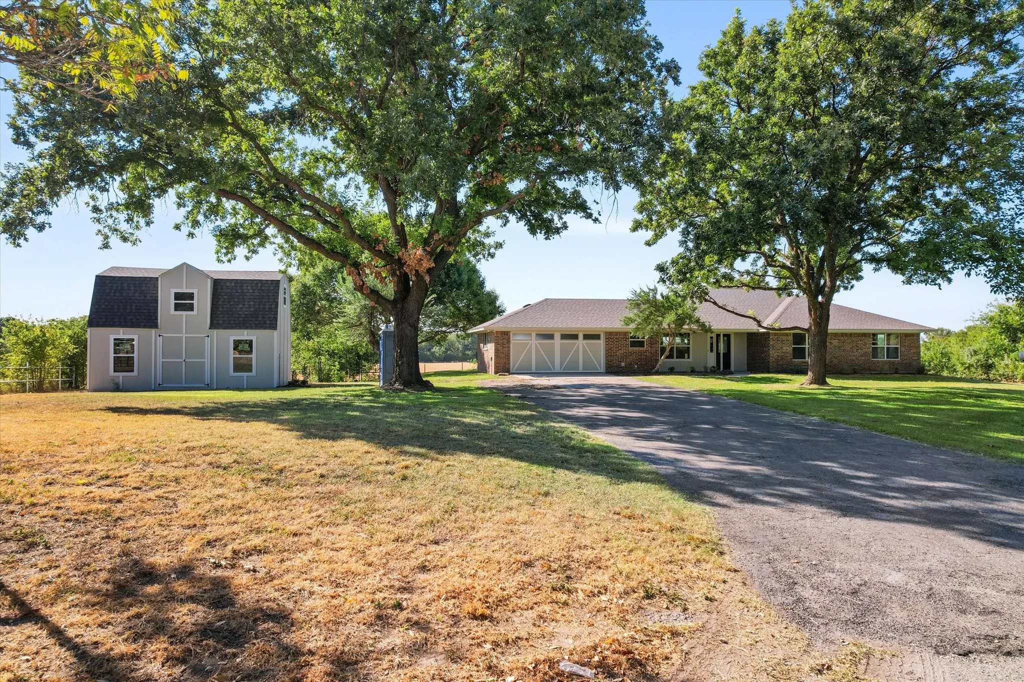 Single Family Residence For Sale in Parker County , 6809 Norris Circle, Weatherford, Texas 76087, 3 Bedroom, 2 Bathroom, 2 Garage spaces, 2,011 Sqft, built in 1982, mls#21379356, Real Estate Agent in Weatherford, Homes For Sale in Parker county, Homes For Sale in Weatherford, Realtor in Weatherford Texas, Real Estate Brokerage Independent Realty Texas, Luminita Cordes Realtor
