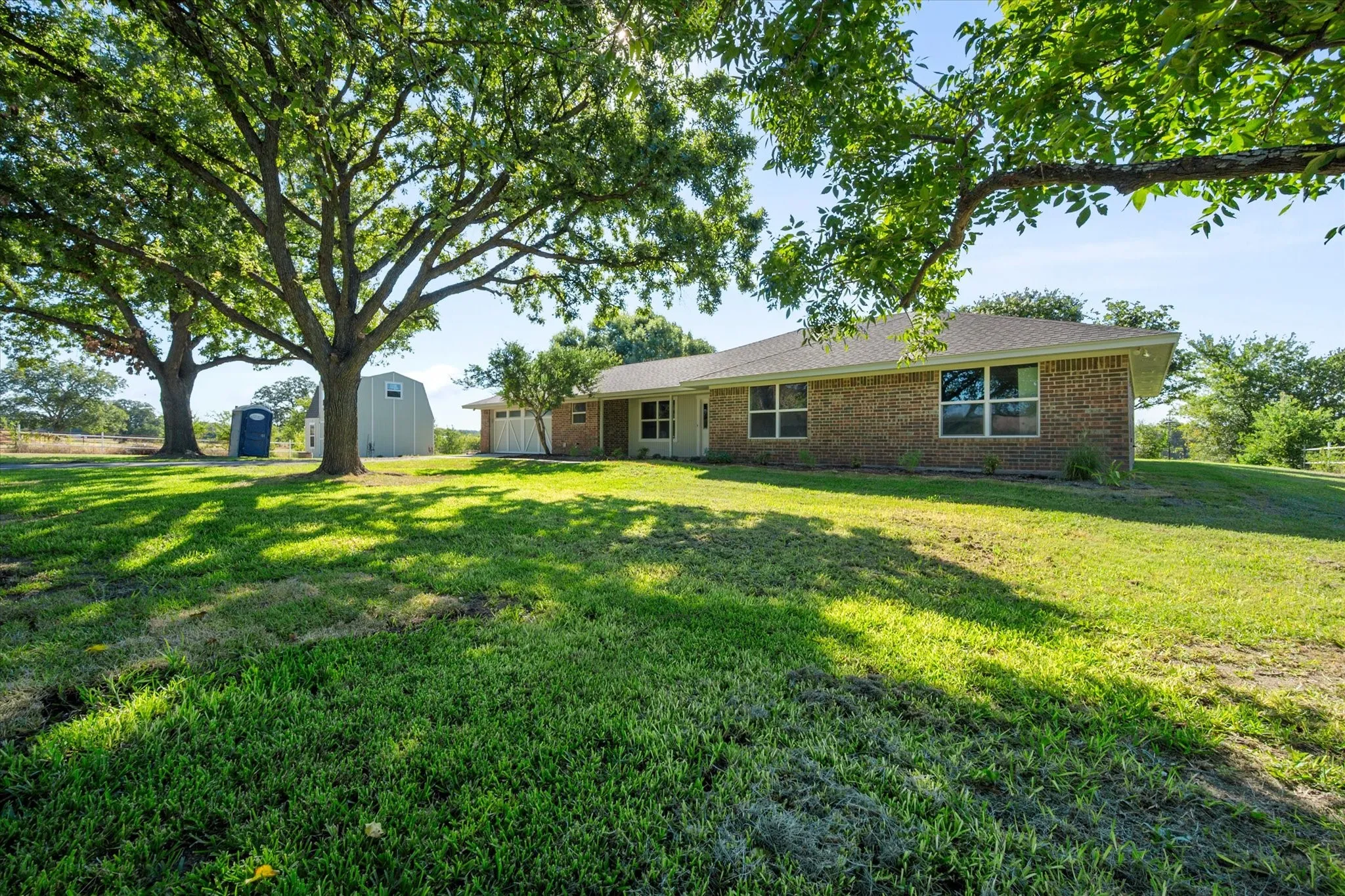 Single Family Residence For Sale in Parker County , 6809 Norris Circle, Weatherford, Texas 76087, 3 Bedroom, 2 Bathroom, 2 Garage spaces, 2,011 Sqft, built in 1982, mls#21379356, Real Estate Agent in Weatherford, Homes For Sale in Parker county, Homes For Sale in Weatherford, Realtor in Weatherford Texas, Real Estate Brokerage Independent Realty Texas, Luminita Cordes Realtor