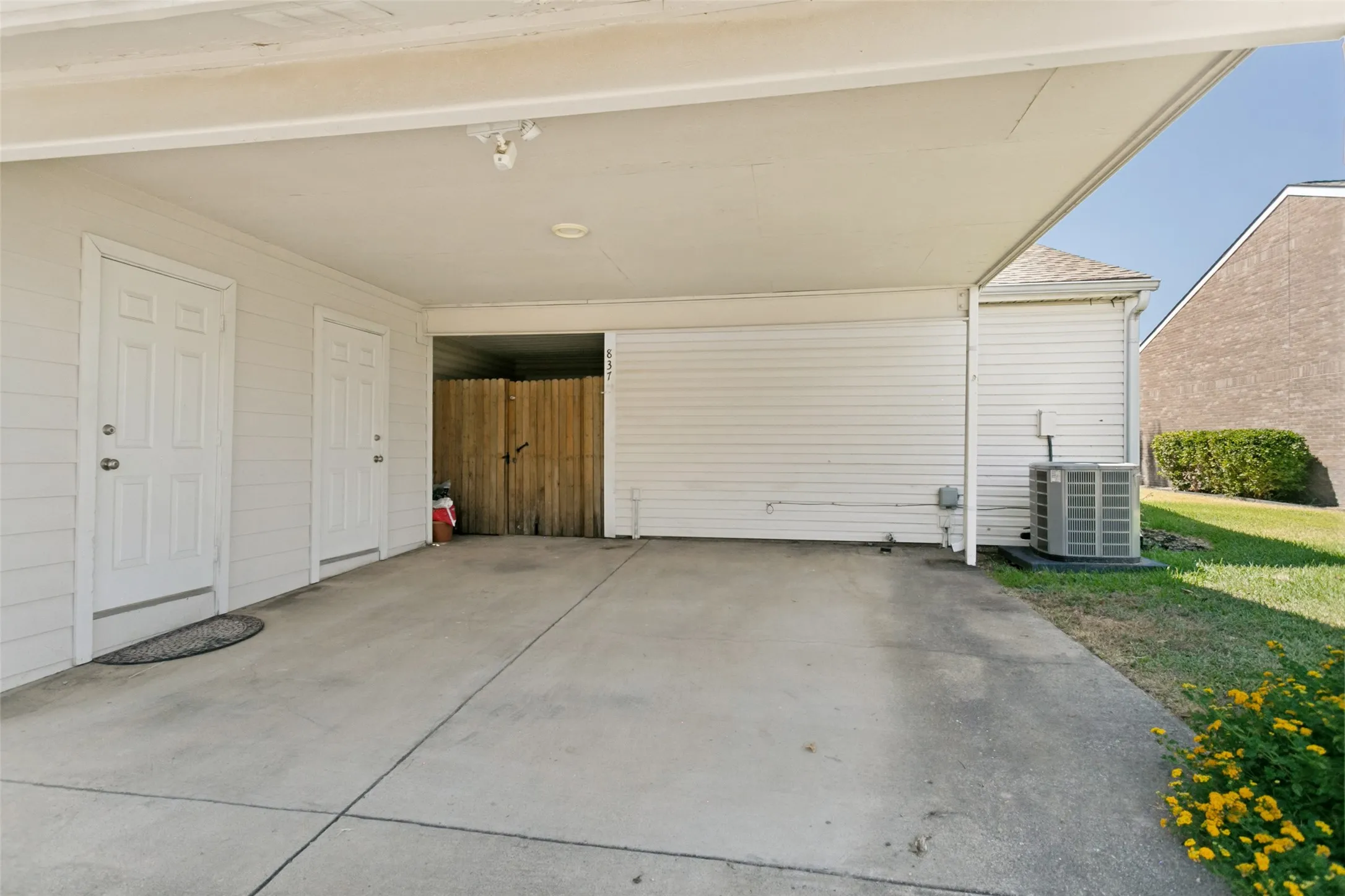 Townhouse For Sale in Denton County , 837 Summercreek Drive, Lewisville, Texas 75067, 2 Bedroom, 2 Bathroom, Garage spaces, 1,085 Sqft, built in 1983, mls#21381544, Real Estate Agent in Lewisville, Homes For Sale in Denton county, Homes For Sale in Lewisville, Realtor in Lewisville Texas, Real Estate Brokerage Independent Realty Texas, Luminita Cordes Realtor