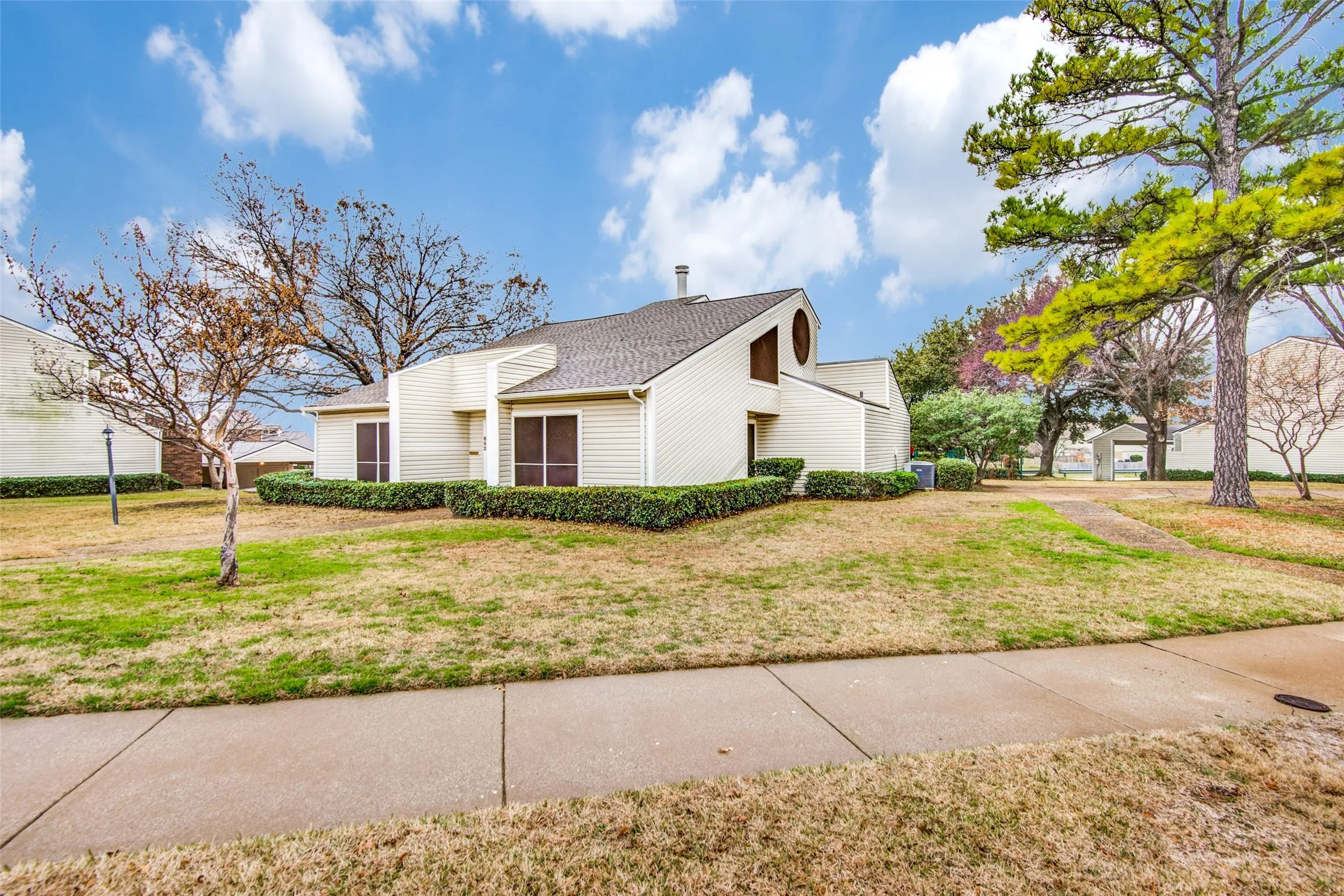 Townhouse For Sale in Denton County , 837 Summercreek Drive, Lewisville, Texas 75067, 2 Bedroom, 2 Bathroom, Garage spaces, 1,085 Sqft, built in 1983, mls#21381544, Real Estate Agent in Lewisville, Homes For Sale in Denton county, Homes For Sale in Lewisville, Realtor in Lewisville Texas, Real Estate Brokerage Independent Realty Texas, Luminita Cordes Realtor