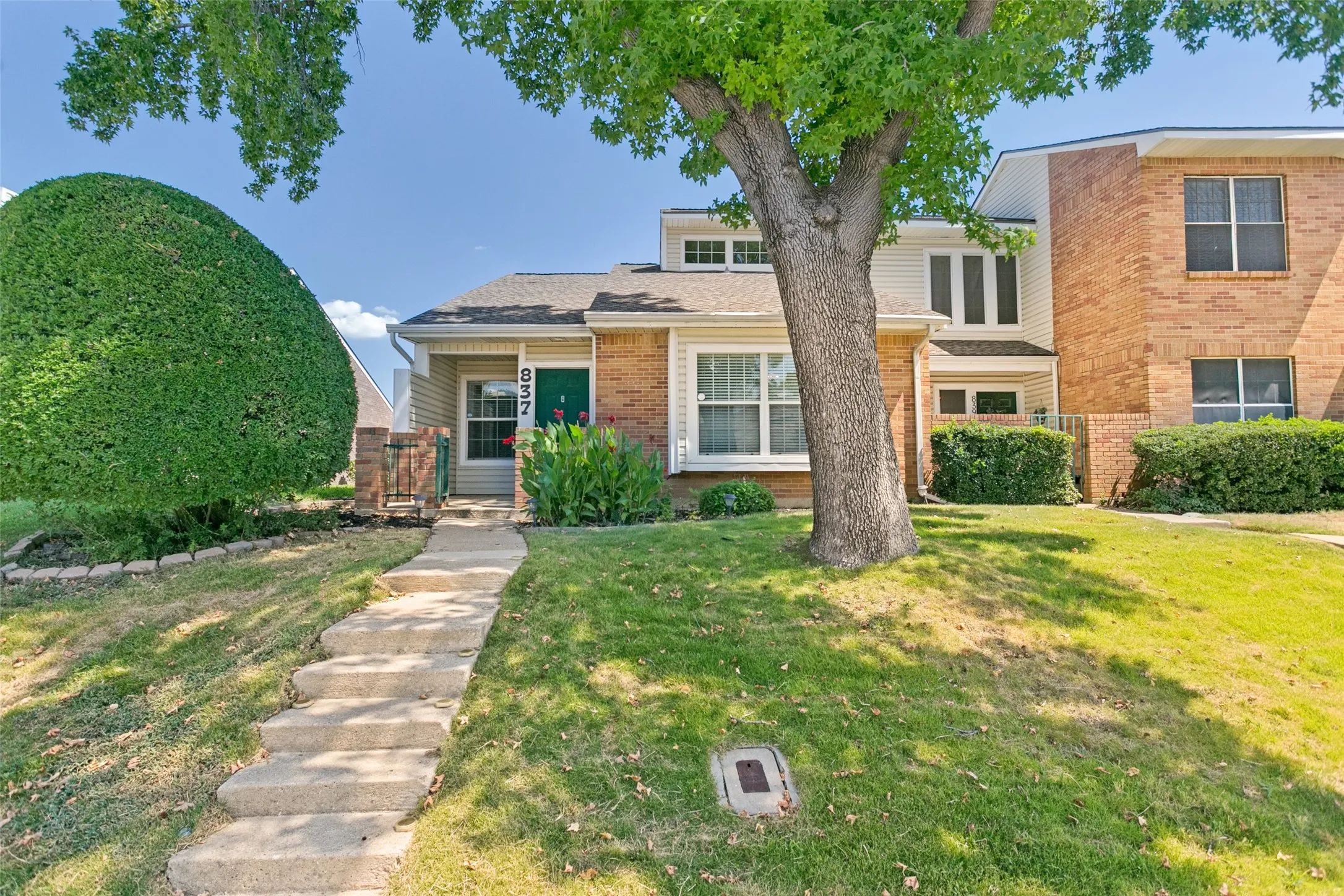 Townhouse For Sale in Denton County , 837 Summercreek Drive, Lewisville, Texas 75067, 2 Bedroom, 2 Bathroom, Garage spaces, 1,085 Sqft, built in 1983, mls#21381544, Real Estate Agent in Lewisville, Homes For Sale in Denton county, Homes For Sale in Lewisville, Realtor in Lewisville Texas, Real Estate Brokerage Independent Realty Texas, Luminita Cordes Realtor