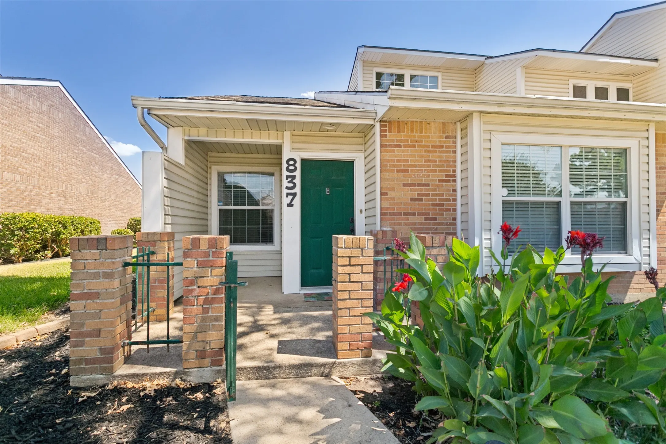 Townhouse For Sale in Denton County , 837 Summercreek Drive, Lewisville, Texas 75067, 2 Bedroom, 2 Bathroom, Garage spaces, 1,085 Sqft, built in 1983, mls#21381544, Real Estate Agent in Lewisville, Homes For Sale in Denton county, Homes For Sale in Lewisville, Realtor in Lewisville Texas, Real Estate Brokerage Independent Realty Texas, Luminita Cordes Realtor