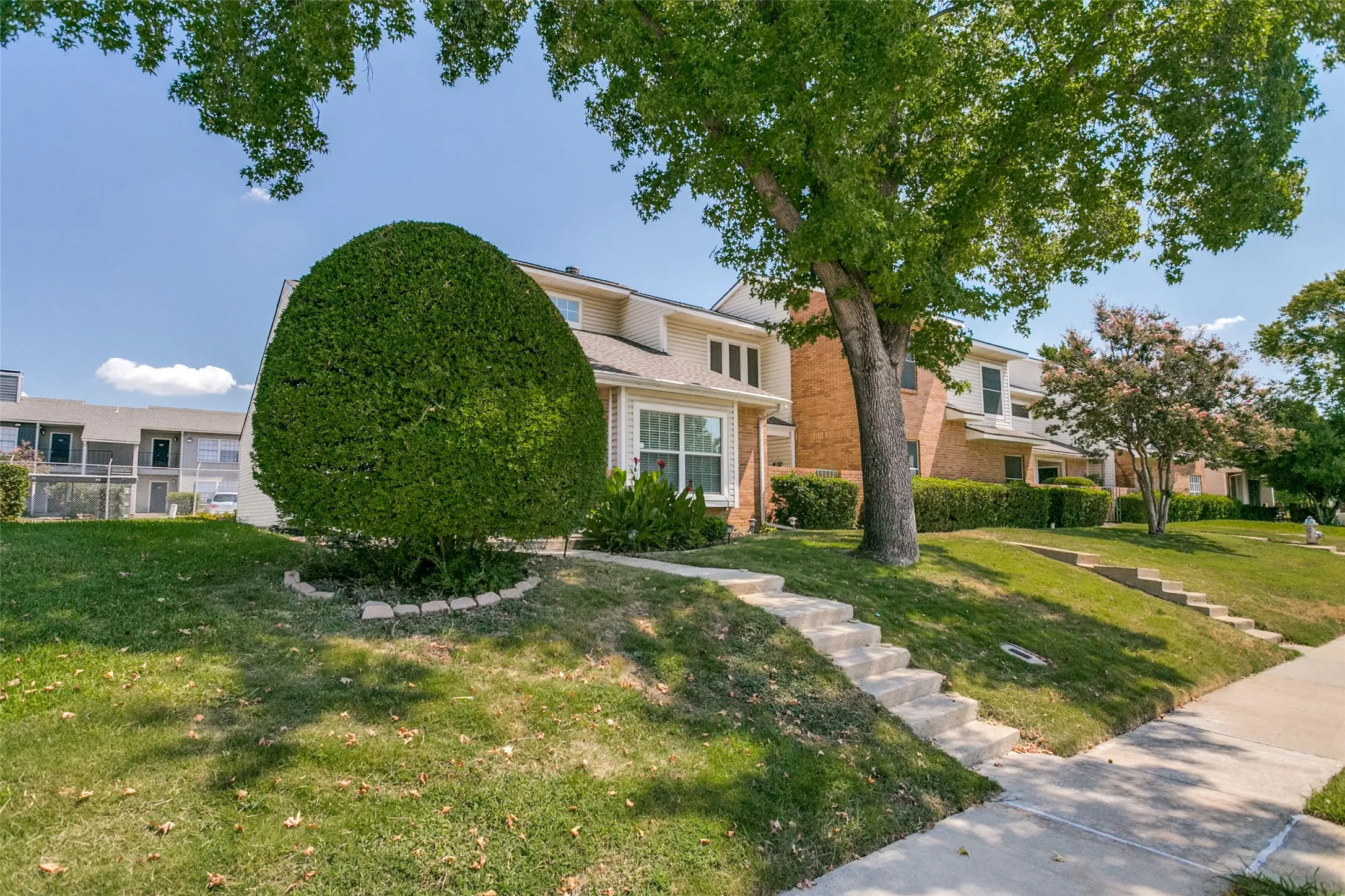 Townhouse For Sale in Denton County , 837 Summercreek Drive, Lewisville, Texas 75067, 2 Bedroom, 2 Bathroom, Garage spaces, 1,085 Sqft, built in 1983, mls#21381544, Real Estate Agent in Lewisville, Homes For Sale in Denton county, Homes For Sale in Lewisville, Realtor in Lewisville Texas, Real Estate Brokerage Independent Realty Texas, Luminita Cordes Realtor