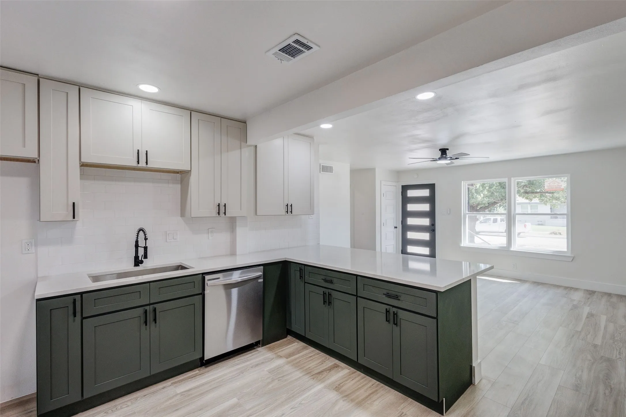 Single Family Residence For Sale in Dallas County , 1011 E Alan Avenue, Carrollton, Texas 75006, 3 Bedroom, 2 Bathroom, 1 Garage spaces, 1,123 Sqft, built in 1955, mls#21378408, Real Estate Agent in Carrollton, Homes For Sale in Dallas county, Homes For Sale in Carrollton, Realtor in Carrollton Texas, Real Estate Brokerage Independent Realty Texas, Luminita Cordes Realtor