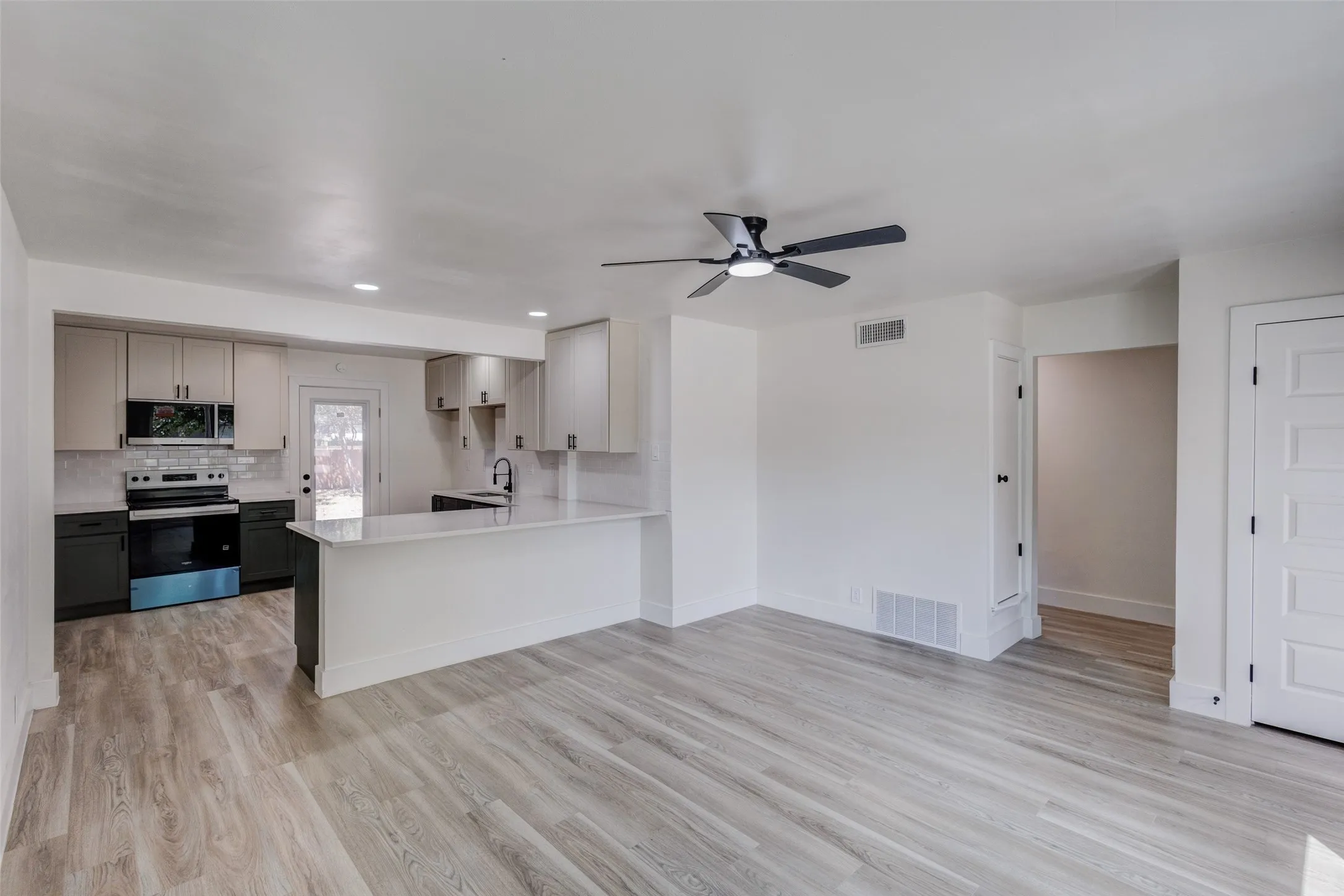 Single Family Residence For Sale in Dallas County , 1011 E Alan Avenue, Carrollton, Texas 75006, 3 Bedroom, 2 Bathroom, 1 Garage spaces, 1,123 Sqft, built in 1955, mls#21378408, Real Estate Agent in Carrollton, Homes For Sale in Dallas county, Homes For Sale in Carrollton, Realtor in Carrollton Texas, Real Estate Brokerage Independent Realty Texas, Luminita Cordes Realtor