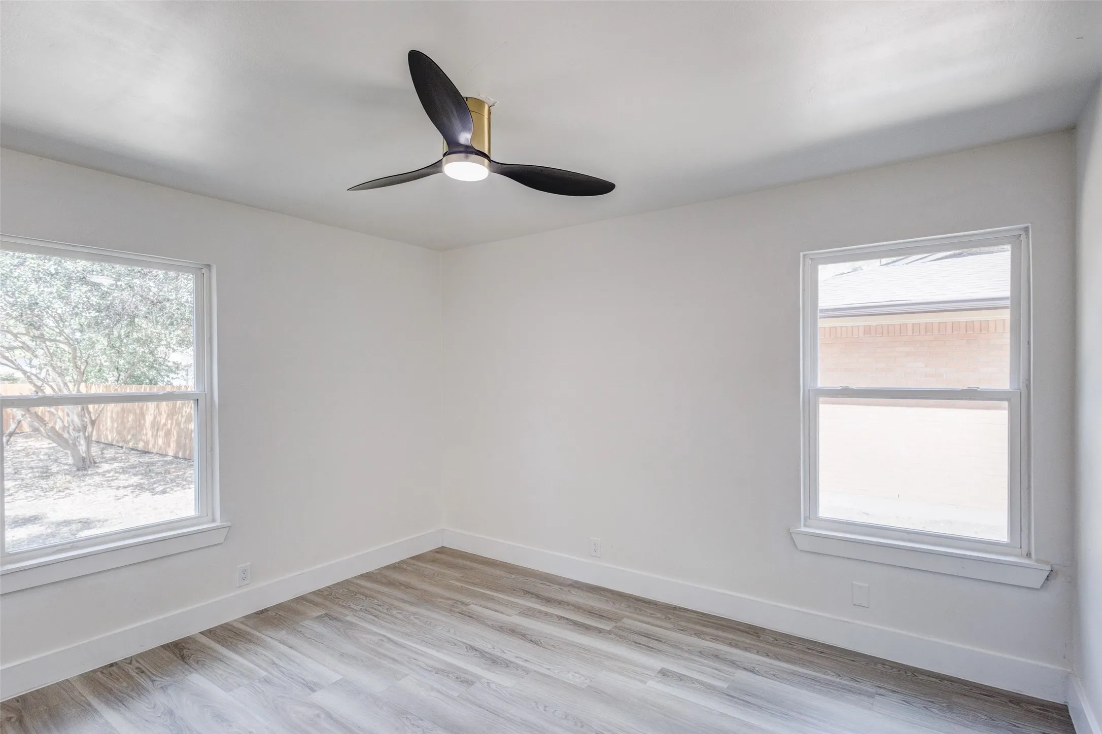 Single Family Residence For Sale in Dallas County , 1011 E Alan Avenue, Carrollton, Texas 75006, 3 Bedroom, 2 Bathroom, 1 Garage spaces, 1,123 Sqft, built in 1955, mls#21378408, Real Estate Agent in Carrollton, Homes For Sale in Dallas county, Homes For Sale in Carrollton, Realtor in Carrollton Texas, Real Estate Brokerage Independent Realty Texas, Luminita Cordes Realtor