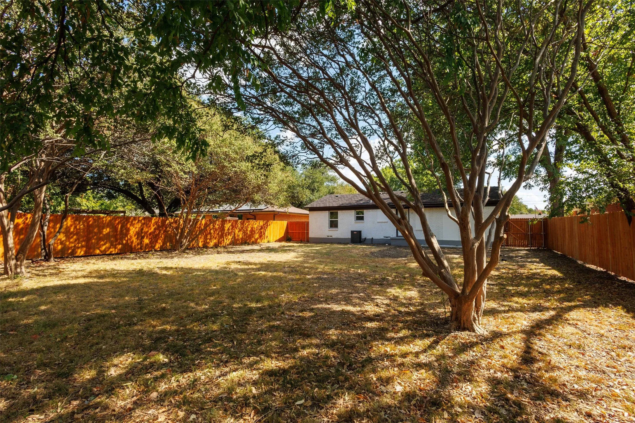 Single Family Residence For Sale in Dallas County , 1011 E Alan Avenue, Carrollton, Texas 75006, 3 Bedroom, 2 Bathroom, 1 Garage spaces, 1,123 Sqft, built in 1955, mls#21378408, Real Estate Agent in Carrollton, Homes For Sale in Dallas county, Homes For Sale in Carrollton, Realtor in Carrollton Texas, Real Estate Brokerage Independent Realty Texas, Luminita Cordes Realtor