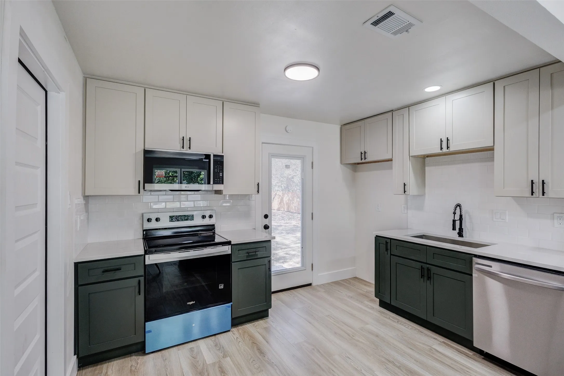 Single Family Residence For Sale in Dallas County , 1011 E Alan Avenue, Carrollton, Texas 75006, 3 Bedroom, 2 Bathroom, 1 Garage spaces, 1,123 Sqft, built in 1955, mls#21378408, Real Estate Agent in Carrollton, Homes For Sale in Dallas county, Homes For Sale in Carrollton, Realtor in Carrollton Texas, Real Estate Brokerage Independent Realty Texas, Luminita Cordes Realtor