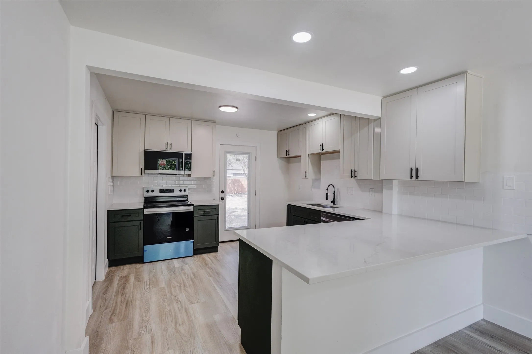 Single Family Residence For Sale in Dallas County , 1011 E Alan Avenue, Carrollton, Texas 75006, 3 Bedroom, 2 Bathroom, 1 Garage spaces, 1,123 Sqft, built in 1955, mls#21378408, Real Estate Agent in Carrollton, Homes For Sale in Dallas county, Homes For Sale in Carrollton, Realtor in Carrollton Texas, Real Estate Brokerage Independent Realty Texas, Luminita Cordes Realtor