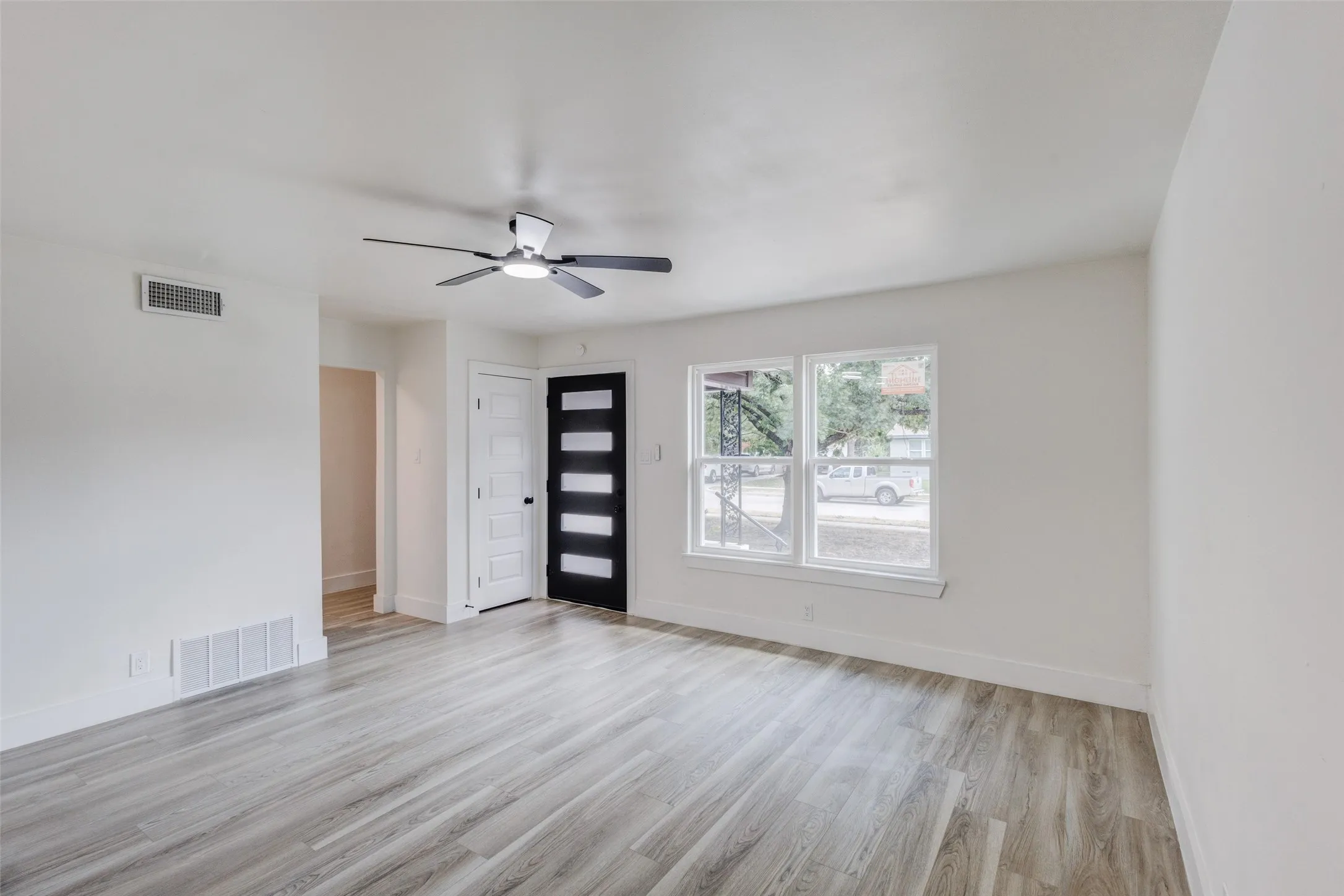 Single Family Residence For Sale in Dallas County , 1011 E Alan Avenue, Carrollton, Texas 75006, 3 Bedroom, 2 Bathroom, 1 Garage spaces, 1,123 Sqft, built in 1955, mls#21378408, Real Estate Agent in Carrollton, Homes For Sale in Dallas county, Homes For Sale in Carrollton, Realtor in Carrollton Texas, Real Estate Brokerage Independent Realty Texas, Luminita Cordes Realtor