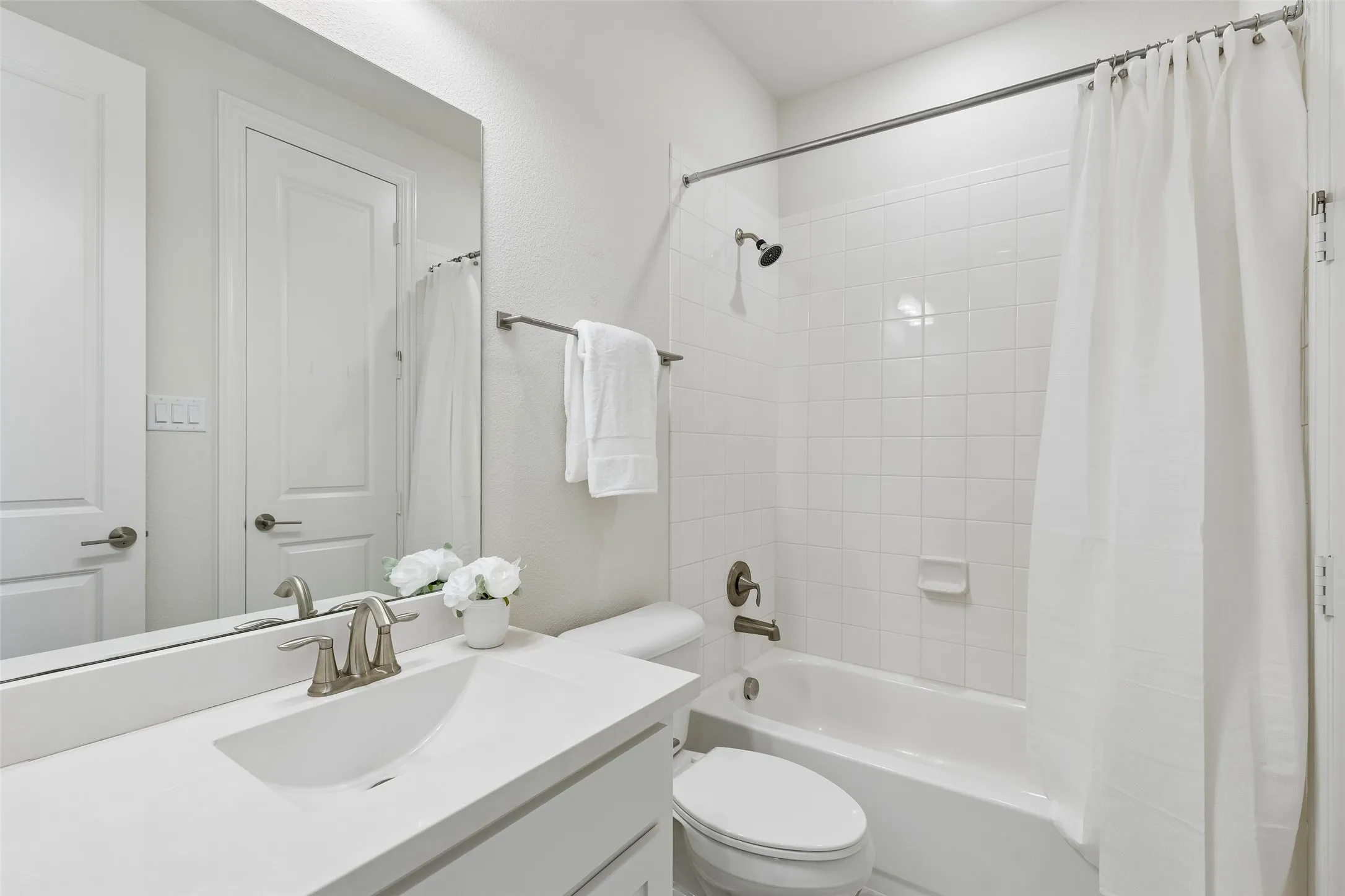 Positioned between the secondary bedrooms, the full bath keeps bedtime routines, busy mornings, and overnight guests conveniently accommodated.