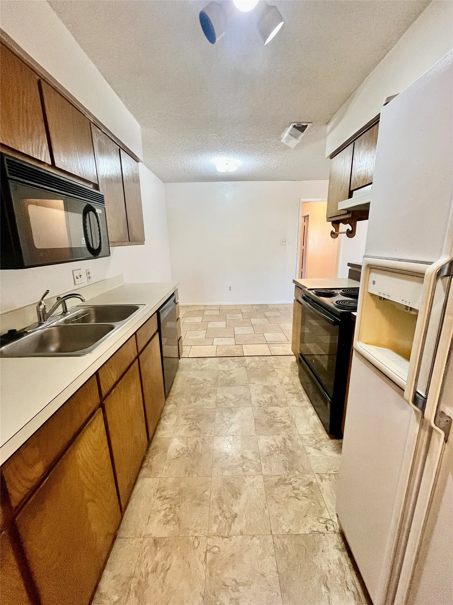 Duplex For Rent in Dallas County , 424 NW 23rd Street, Grand Prairie, Texas 75050, 2 Bedroom, 2 Bathroom, Garage spaces, 994 Sqft, built in 1981, mls#21382154, Real Estate Agent in Grand Prairie, Homes For Rent in Dallas county, Homes For Rent in Grand Prairie, Realtor in Grand Prairie Texas, Real Estate Brokerage Independent Realty Texas, Luminita Cordes Realtor