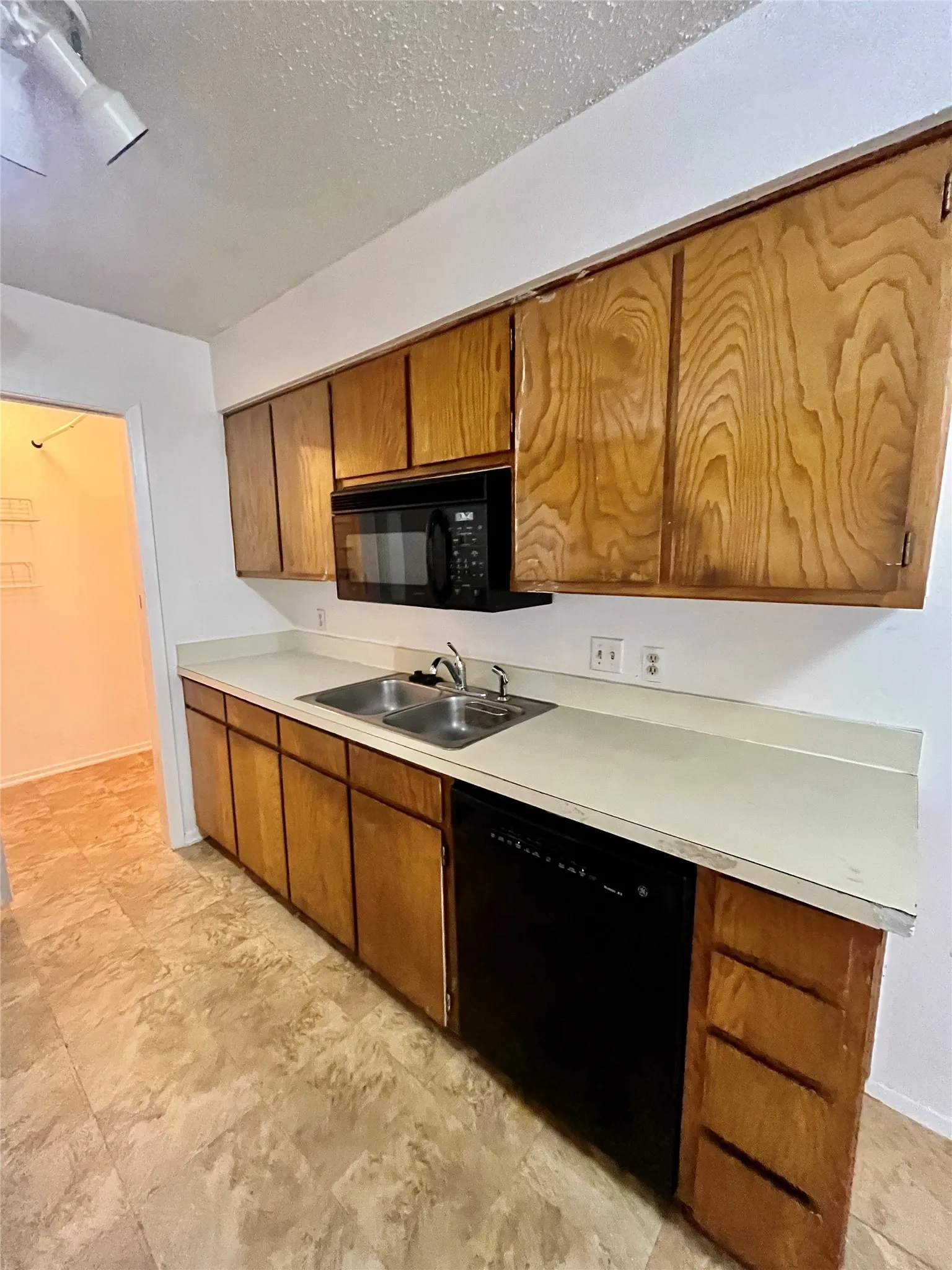 Duplex For Rent in Dallas County , 424 NW 23rd Street, Grand Prairie, Texas 75050, 2 Bedroom, 2 Bathroom, Garage spaces, 994 Sqft, built in 1981, mls#21382154, Real Estate Agent in Grand Prairie, Homes For Rent in Dallas county, Homes For Rent in Grand Prairie, Realtor in Grand Prairie Texas, Real Estate Brokerage Independent Realty Texas, Luminita Cordes Realtor