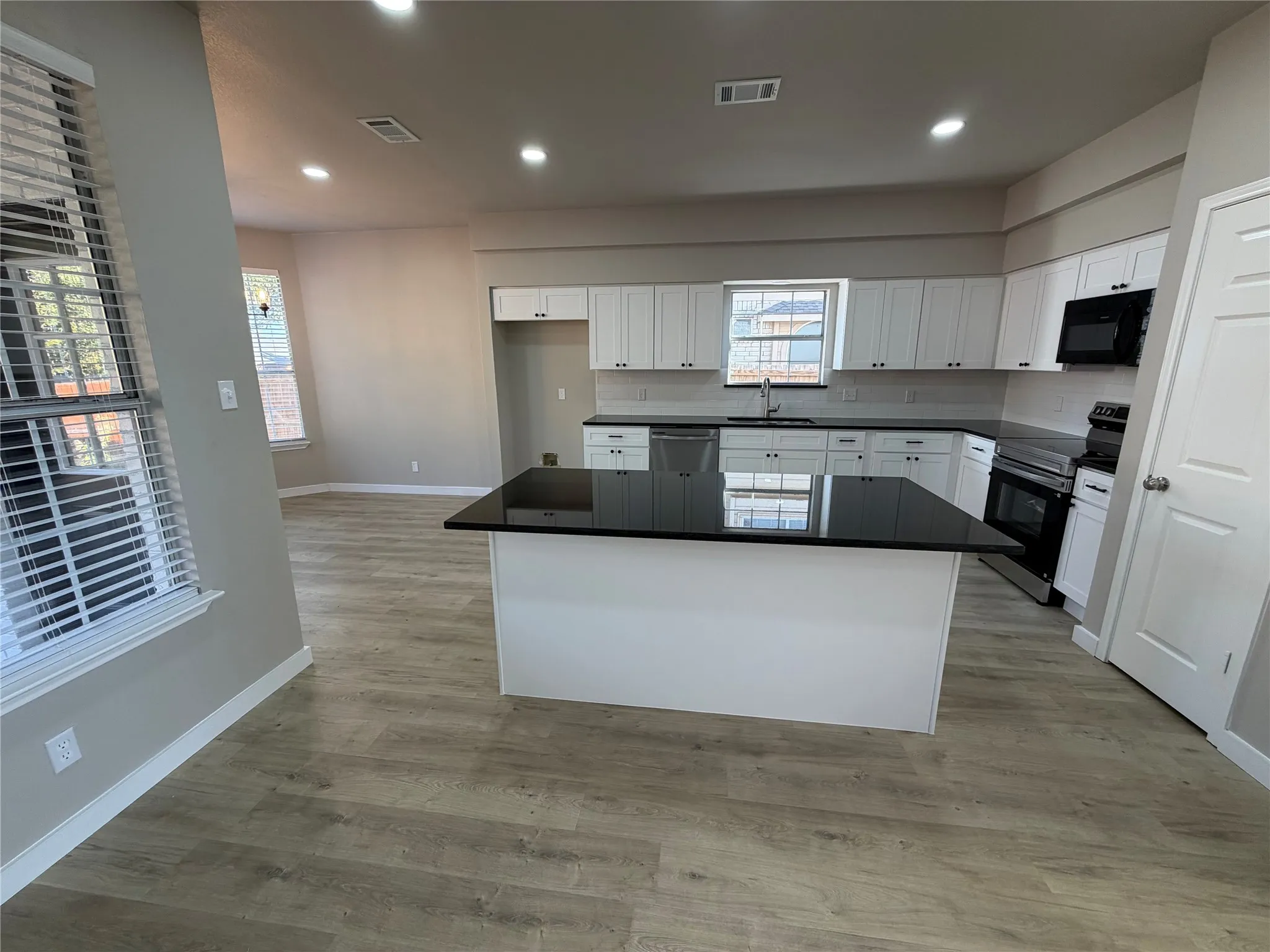 Single Family Residence For Rent in Denton County , 2300 Brooklake Street W, Denton, Texas 76207, 5 Bedroom, 4 Bathroom, 2 Garage spaces, 2,824 Sqft, built in 1990, mls#21383334, Real Estate Agent in Denton, Homes For Rent in Denton county, Homes For Rent in Denton, Realtor in Denton Texas, Real Estate Brokerage Independent Realty Texas, Luminita Cordes Realtor