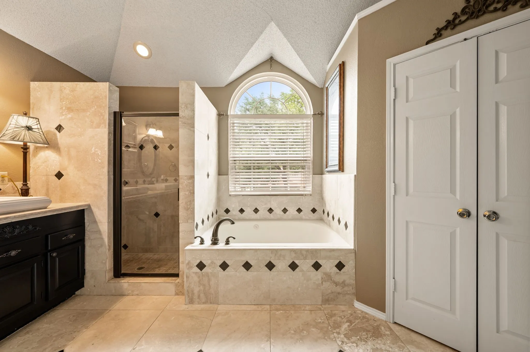 Single Family Residence For Sale in Tarrant County , 510 Anthony Drive, Euless, Texas 76039, 4 Bedroom, 3 Bathroom, 2 Garage spaces, 3,177 Sqft, built in 1989, mls#21382950, Real Estate Agent in Euless, Homes For Sale in Tarrant county, Homes For Sale in Euless, Realtor in Euless Texas, Real Estate Brokerage Independent Realty Texas, Luminita Cordes Realtor