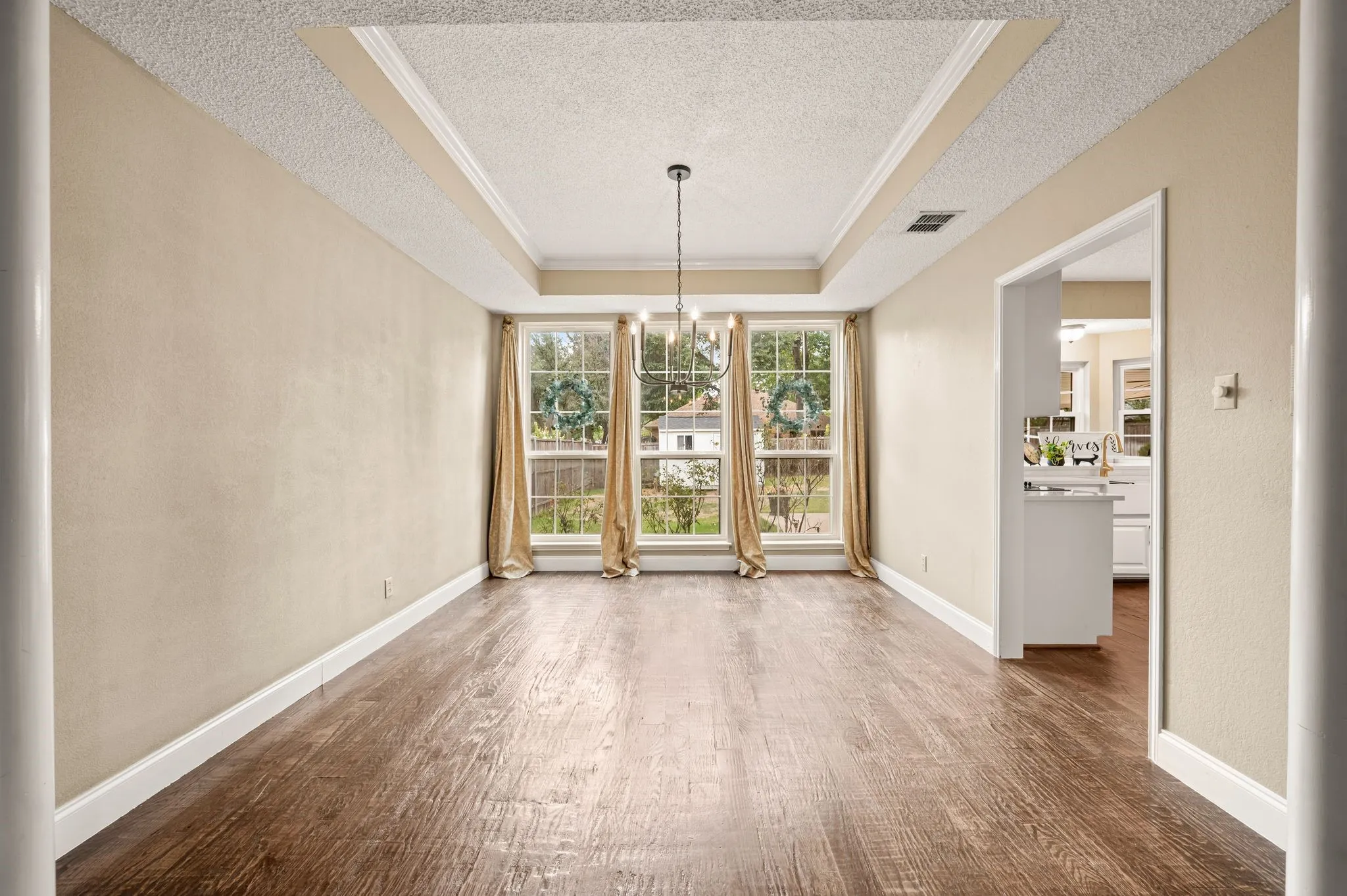 Single Family Residence For Sale in Tarrant County , 510 Anthony Drive, Euless, Texas 76039, 4 Bedroom, 3 Bathroom, 2 Garage spaces, 3,177 Sqft, built in 1989, mls#21382950, Real Estate Agent in Euless, Homes For Sale in Tarrant county, Homes For Sale in Euless, Realtor in Euless Texas, Real Estate Brokerage Independent Realty Texas, Luminita Cordes Realtor