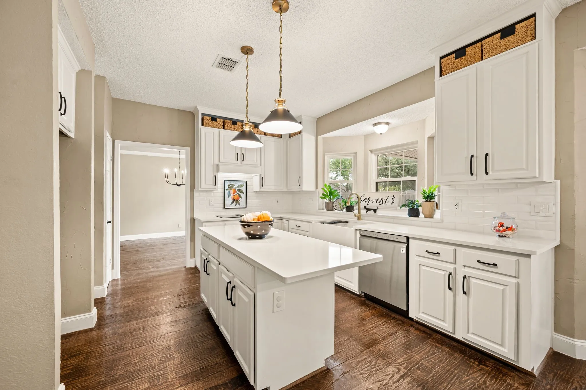 Single Family Residence For Sale in Tarrant County , 510 Anthony Drive, Euless, Texas 76039, 4 Bedroom, 3 Bathroom, 2 Garage spaces, 3,177 Sqft, built in 1989, mls#21382950, Real Estate Agent in Euless, Homes For Sale in Tarrant county, Homes For Sale in Euless, Realtor in Euless Texas, Real Estate Brokerage Independent Realty Texas, Luminita Cordes Realtor