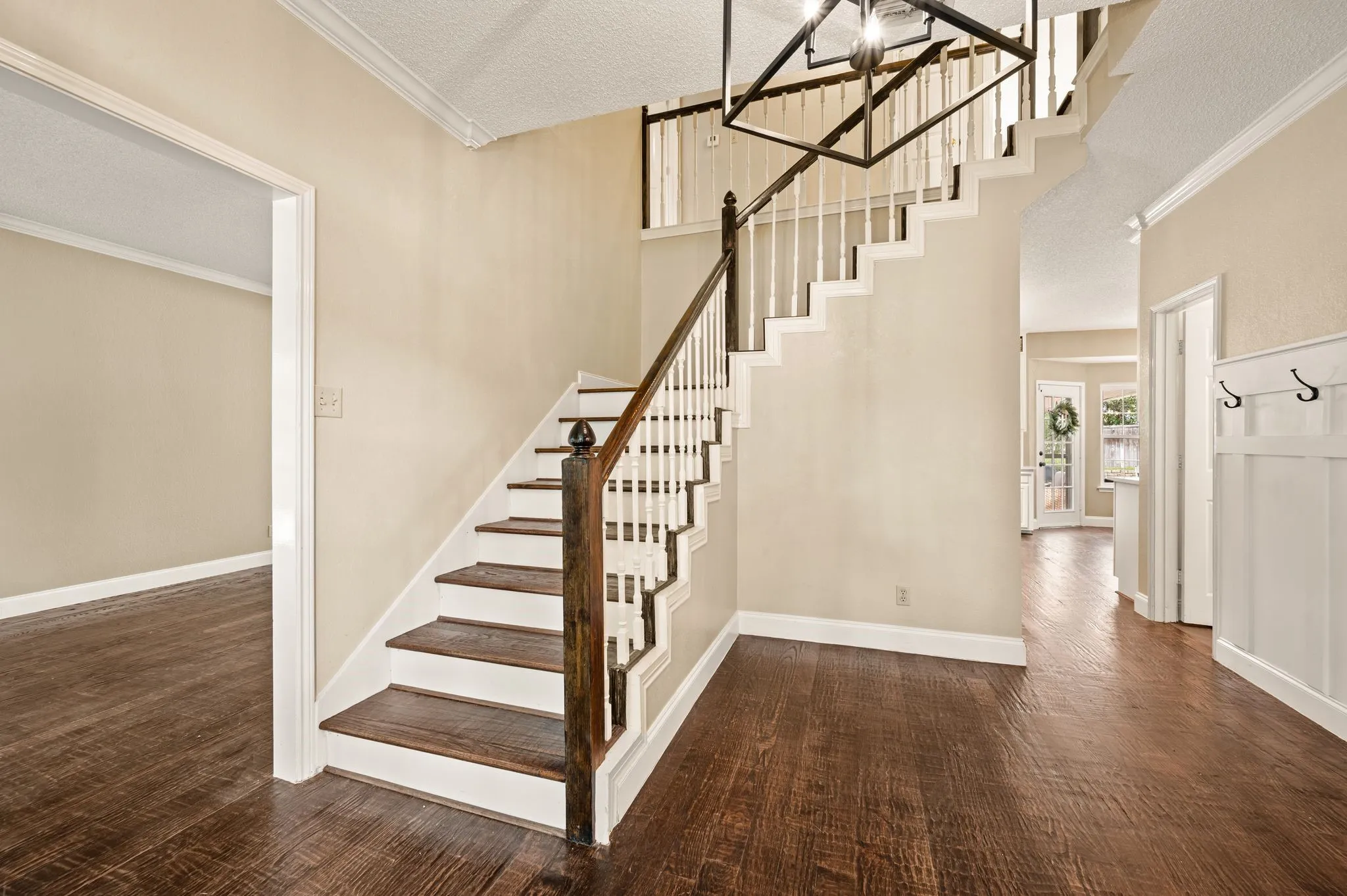 Single Family Residence For Sale in Tarrant County , 510 Anthony Drive, Euless, Texas 76039, 4 Bedroom, 3 Bathroom, 2 Garage spaces, 3,177 Sqft, built in 1989, mls#21382950, Real Estate Agent in Euless, Homes For Sale in Tarrant county, Homes For Sale in Euless, Realtor in Euless Texas, Real Estate Brokerage Independent Realty Texas, Luminita Cordes Realtor