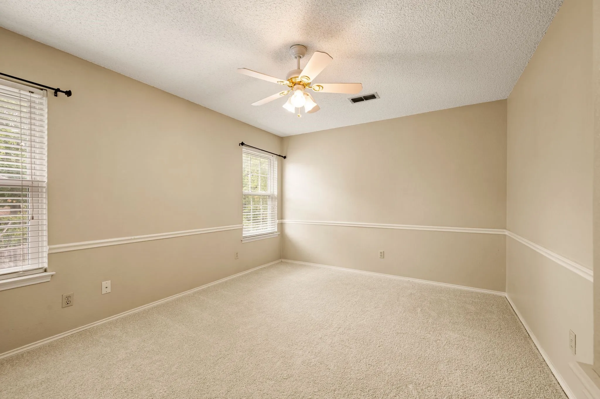 Single Family Residence For Sale in Tarrant County , 510 Anthony Drive, Euless, Texas 76039, 4 Bedroom, 3 Bathroom, 2 Garage spaces, 3,177 Sqft, built in 1989, mls#21382950, Real Estate Agent in Euless, Homes For Sale in Tarrant county, Homes For Sale in Euless, Realtor in Euless Texas, Real Estate Brokerage Independent Realty Texas, Luminita Cordes Realtor
