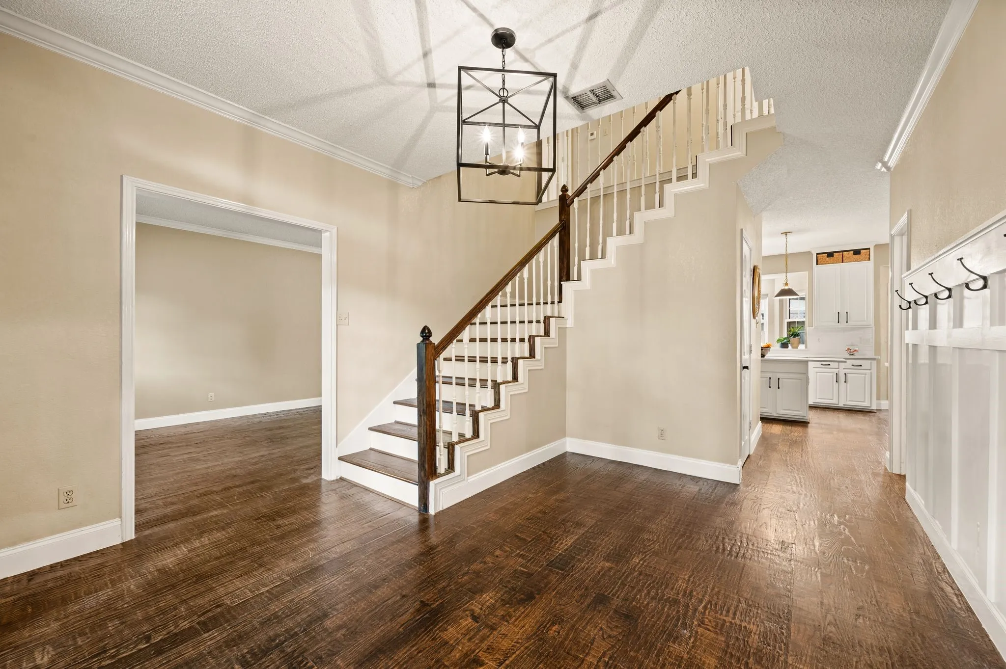 Single Family Residence For Sale in Tarrant County , 510 Anthony Drive, Euless, Texas 76039, 4 Bedroom, 3 Bathroom, 2 Garage spaces, 3,177 Sqft, built in 1989, mls#21382950, Real Estate Agent in Euless, Homes For Sale in Tarrant county, Homes For Sale in Euless, Realtor in Euless Texas, Real Estate Brokerage Independent Realty Texas, Luminita Cordes Realtor