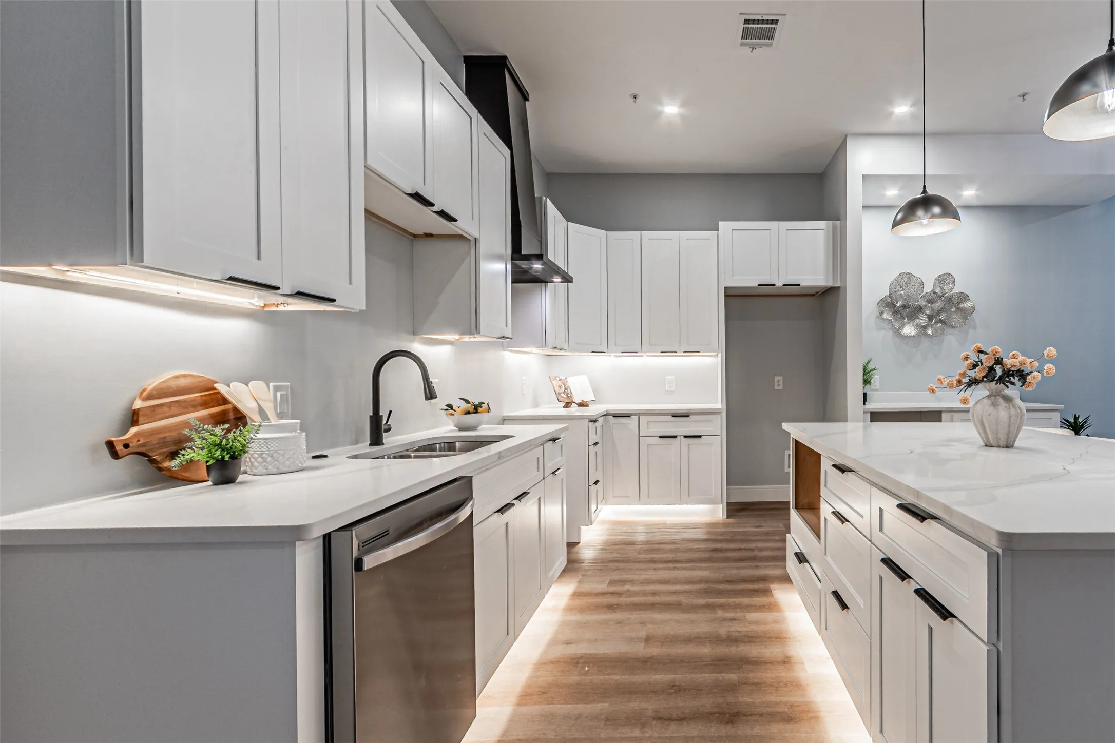 GORGEOUS KITCHEN WITH QUARTZ COUNTER TOPS