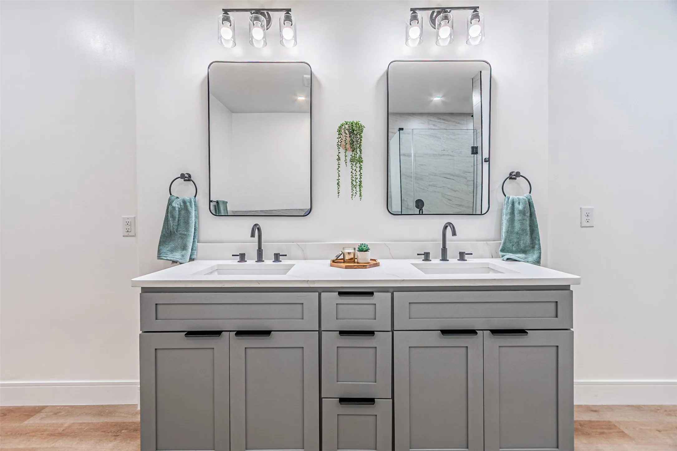 dual sinks at main suite.