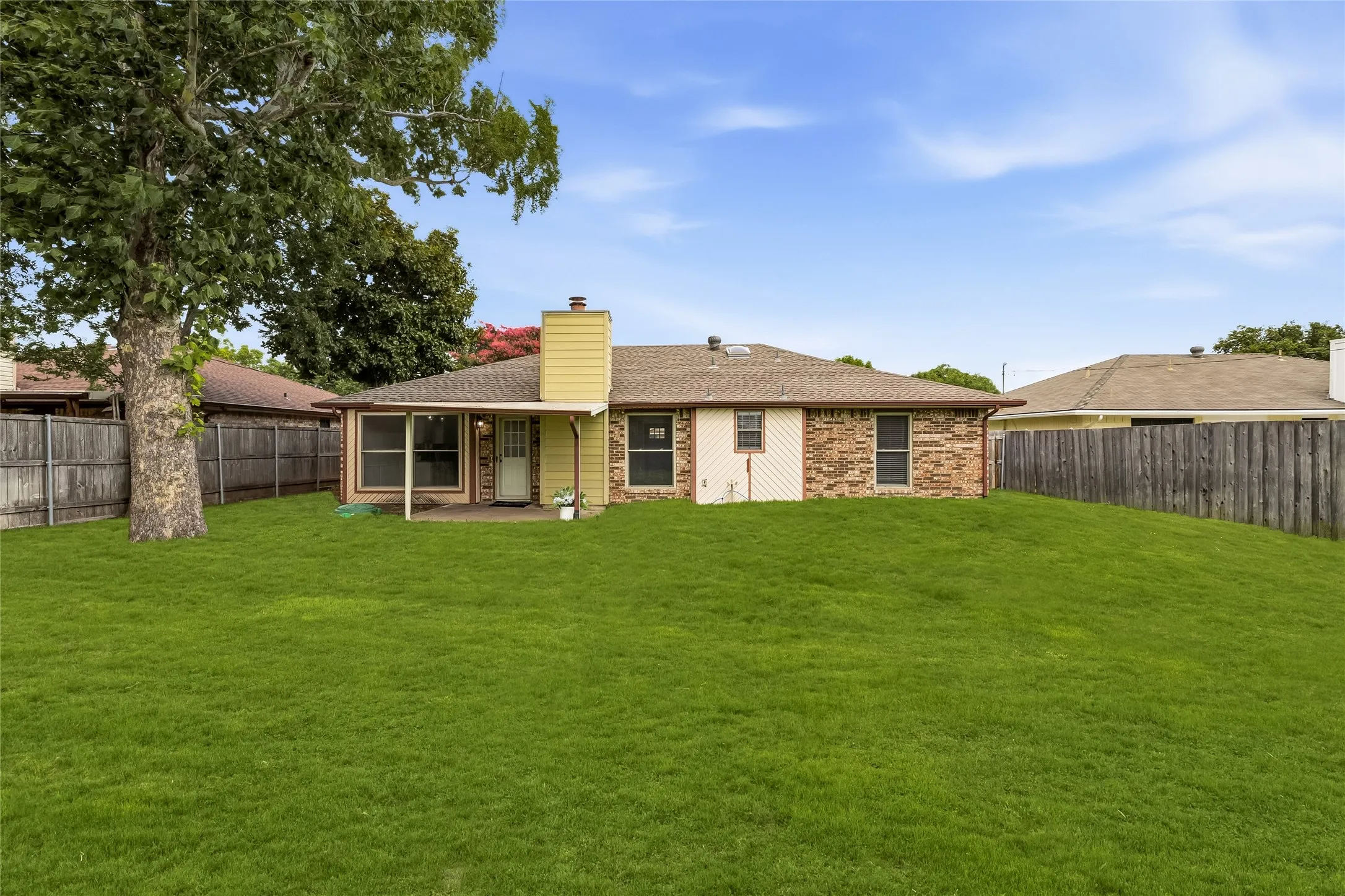 Single Family Residence For Sale in Dallas County , 2713 Yale Drive, Rowlett, Texas 75088, 3 Bedroom, 2 Bathroom, 2 Garage spaces, 1,345 Sqft, built in 1984, mls#21381166, Real Estate Agent in Rowlett, Homes For Sale in Dallas county, Homes For Sale in Rowlett, Realtor in Rowlett Texas, Real Estate Brokerage Independent Realty Texas, Luminita Cordes Realtor