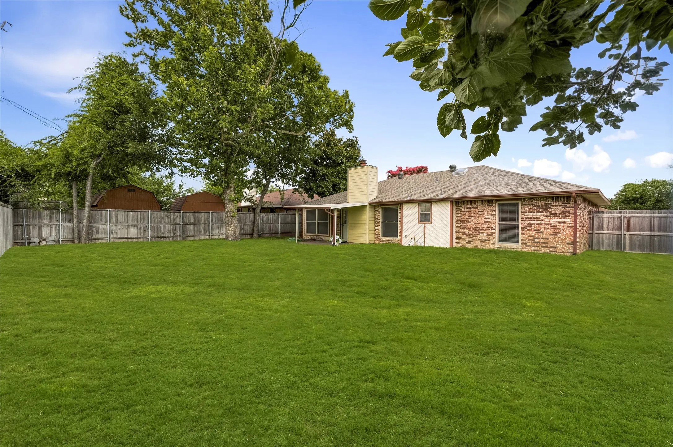 Single Family Residence For Sale in Dallas County , 2713 Yale Drive, Rowlett, Texas 75088, 3 Bedroom, 2 Bathroom, 2 Garage spaces, 1,345 Sqft, built in 1984, mls#21381166, Real Estate Agent in Rowlett, Homes For Sale in Dallas county, Homes For Sale in Rowlett, Realtor in Rowlett Texas, Real Estate Brokerage Independent Realty Texas, Luminita Cordes Realtor
