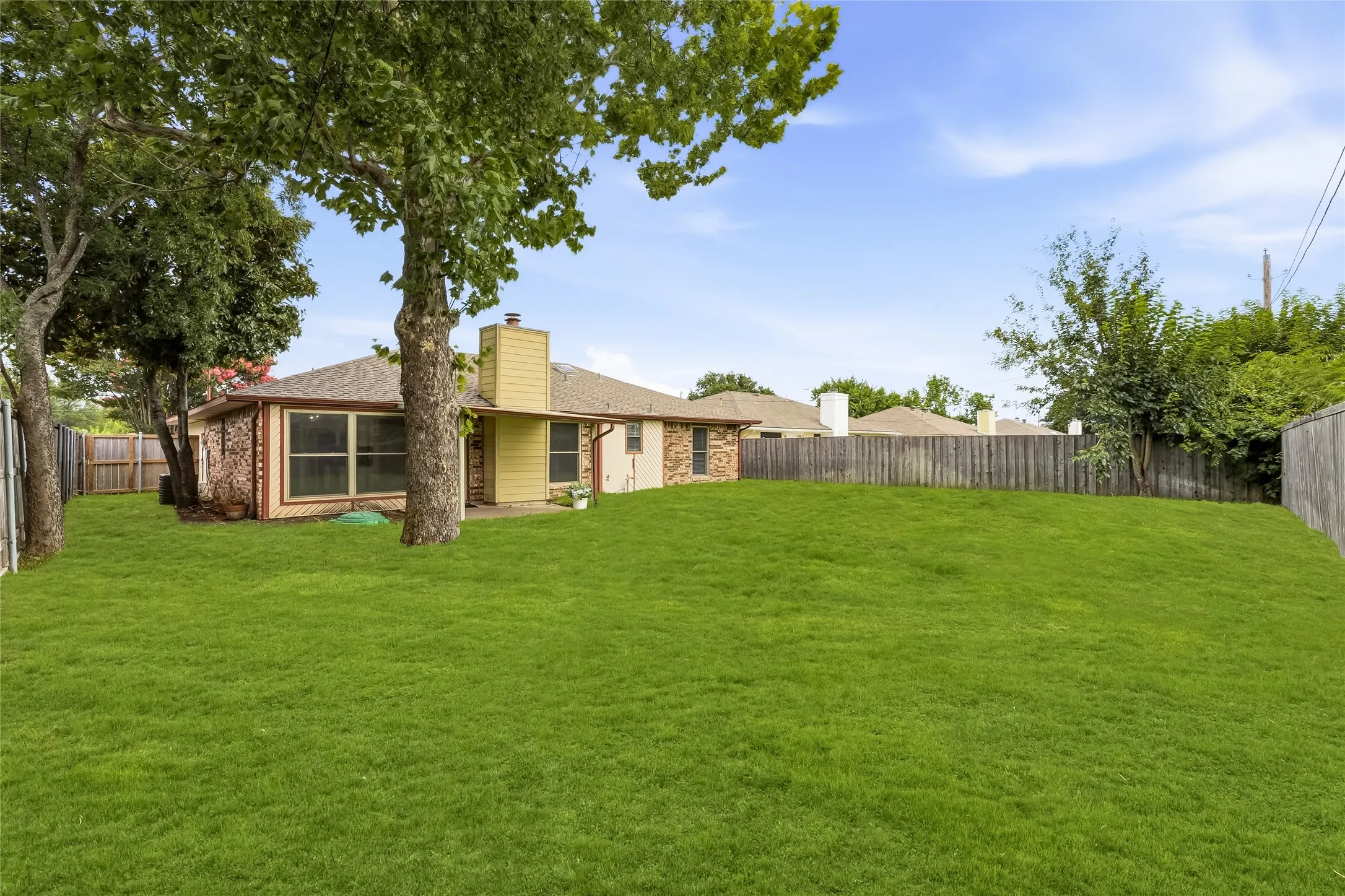Single Family Residence For Sale in Dallas County , 2713 Yale Drive, Rowlett, Texas 75088, 3 Bedroom, 2 Bathroom, 2 Garage spaces, 1,345 Sqft, built in 1984, mls#21381166, Real Estate Agent in Rowlett, Homes For Sale in Dallas county, Homes For Sale in Rowlett, Realtor in Rowlett Texas, Real Estate Brokerage Independent Realty Texas, Luminita Cordes Realtor