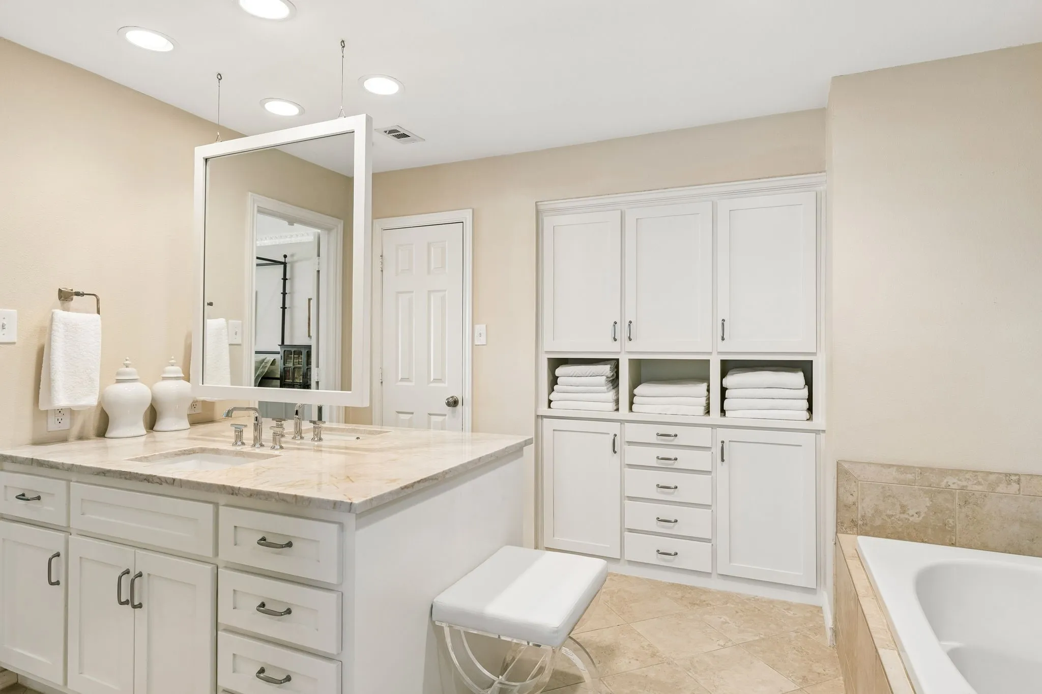 Single Family Residence For Sale in Collin County , 234 Shady Hill Drive, Richardson, Texas 75080, 4 Bedroom, 4 Bathroom, 2 Garage spaces, 2,932 Sqft, built in 1978, mls#21381864, Real Estate Agent in Richardson, Homes For Sale in Collin county, Homes For Sale in Richardson, Realtor in Richardson Texas, Real Estate Brokerage Independent Realty Texas, Luminita Cordes Realtor