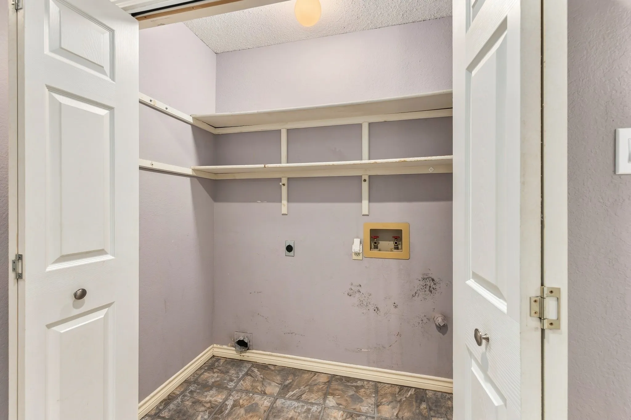 Single Family Residence For Sale in Tarrant County , 5906 Polo Club Drive, Arlington, Texas 76017, 4 Bedroom, 2 Bathroom, 2 Garage spaces, 1,832 Sqft, built in 1985, mls#21378489, Real Estate Agent in Arlington, Homes For Sale in Tarrant county, Homes For Sale in Arlington, Realtor in Arlington Texas, Real Estate Brokerage Independent Realty Texas, Luminita Cordes Realtor