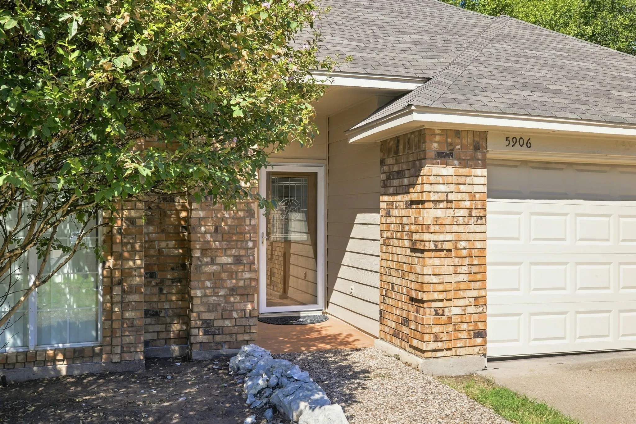 Single Family Residence For Sale in Tarrant County , 5906 Polo Club Drive, Arlington, Texas 76017, 4 Bedroom, 2 Bathroom, 2 Garage spaces, 1,832 Sqft, built in 1985, mls#21378489, Real Estate Agent in Arlington, Homes For Sale in Tarrant county, Homes For Sale in Arlington, Realtor in Arlington Texas, Real Estate Brokerage Independent Realty Texas, Luminita Cordes Realtor