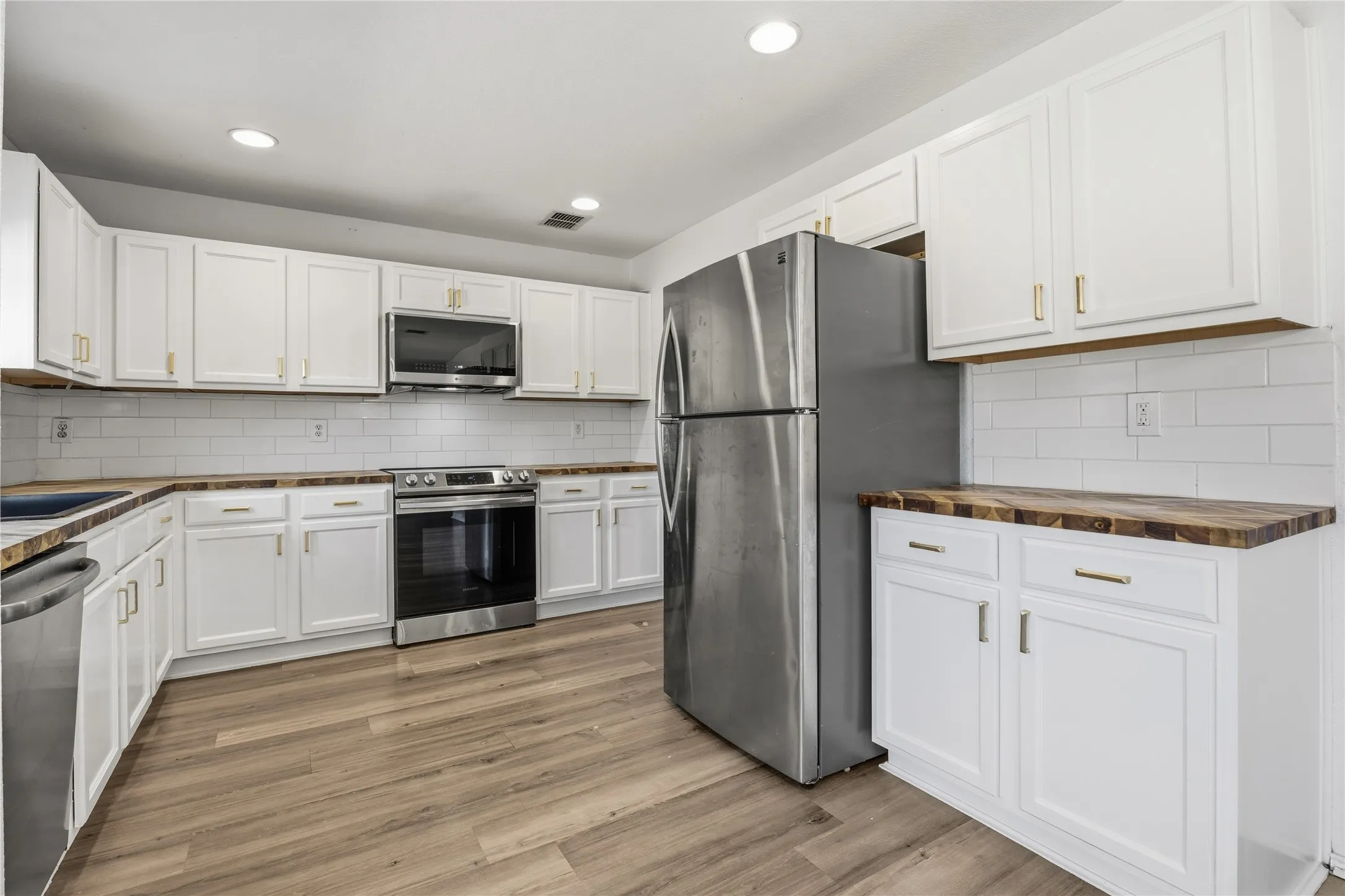 Single Family Residence For Rent in Denton County , 1725 Trego Drive, Fort Worth, Texas 76247, 3 Bedroom, 3 Bathroom, 2 Garage spaces, 2,136 Sqft, built in 2007, mls#21383495, Real Estate Agent in Fort Worth, Homes For Rent in Denton county, Homes For Rent in Fort Worth, Realtor in Fort Worth Texas, Real Estate Brokerage Independent Realty Texas, Luminita Cordes Realtor