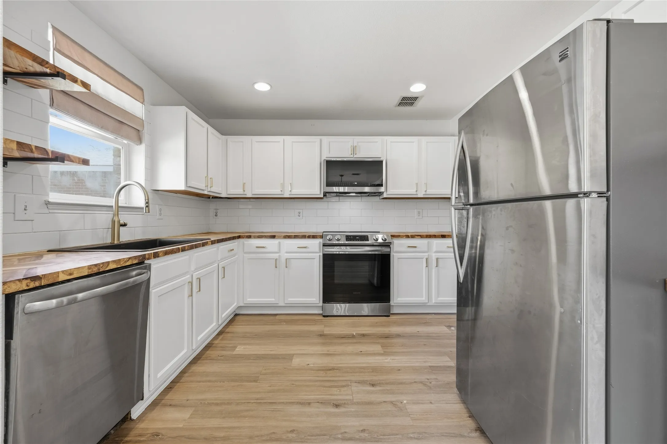 Single Family Residence For Rent in Denton County , 1725 Trego Drive, Fort Worth, Texas 76247, 3 Bedroom, 3 Bathroom, 2 Garage spaces, 2,136 Sqft, built in 2007, mls#21383495, Real Estate Agent in Fort Worth, Homes For Rent in Denton county, Homes For Rent in Fort Worth, Realtor in Fort Worth Texas, Real Estate Brokerage Independent Realty Texas, Luminita Cordes Realtor