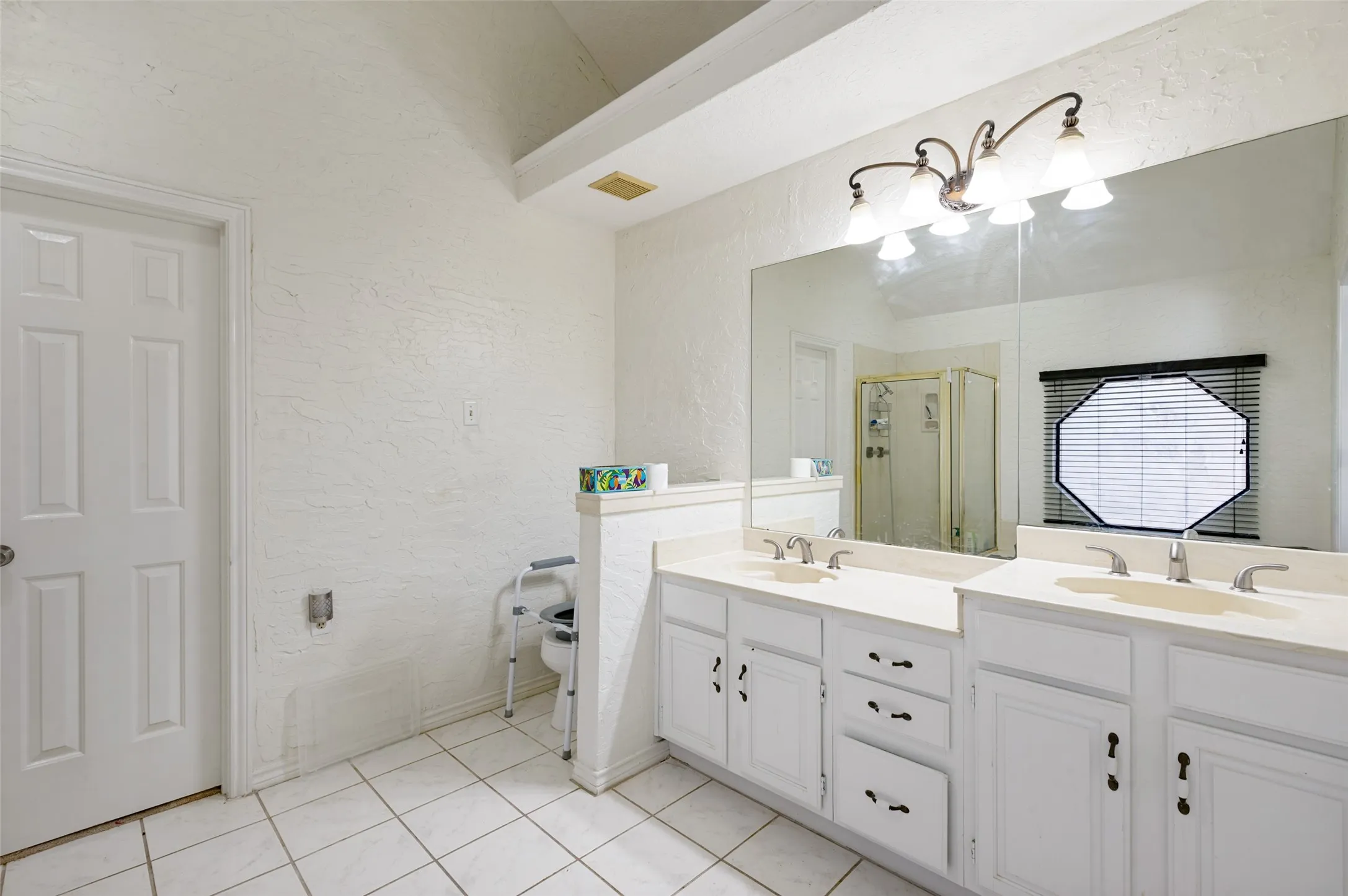 Single Family Residence For Sale in Dallas County , 902 Kings Court, Duncanville, Texas 75137, 3 Bedroom, 2 Bathroom, 2 Garage spaces, 1,955 Sqft, built in 1985, mls#21382316, Real Estate Agent in Duncanville, Homes For Sale in Dallas county, Homes For Sale in Duncanville, Realtor in Duncanville Texas, Real Estate Brokerage Independent Realty Texas, Luminita Cordes Realtor