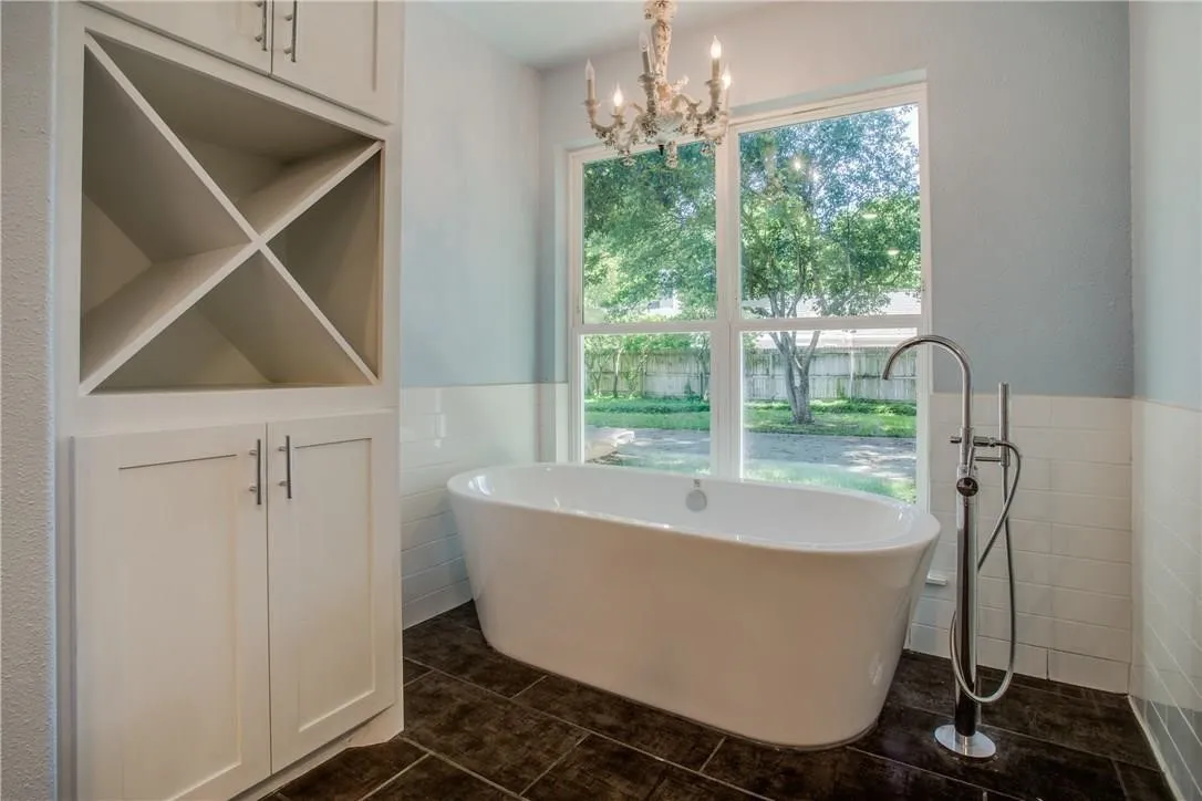 Single Family Residence For Rent in Tarrant County , 4767 Overton Woods Drive, Fort Worth, Texas 76109, 6 Bedroom, 8 Bathroom, 3 Garage spaces, 5,303 Sqft, built in 1980, mls#21383059, Real Estate Agent in Fort Worth, Homes For Rent in Tarrant county, Homes For Rent in Fort Worth, Realtor in Fort Worth Texas, Real Estate Brokerage Independent Realty Texas, Luminita Cordes Realtor