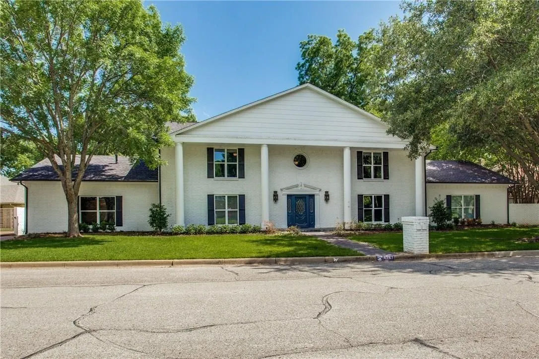 Single Family Residence For Rent in Tarrant County , 4767 Overton Woods Drive, Fort Worth, Texas 76109, 6 Bedroom, 8 Bathroom, 3 Garage spaces, 5,303 Sqft, built in 1980, mls#21383059, Real Estate Agent in Fort Worth, Homes For Rent in Tarrant county, Homes For Rent in Fort Worth, Realtor in Fort Worth Texas, Real Estate Brokerage Independent Realty Texas, Luminita Cordes Realtor