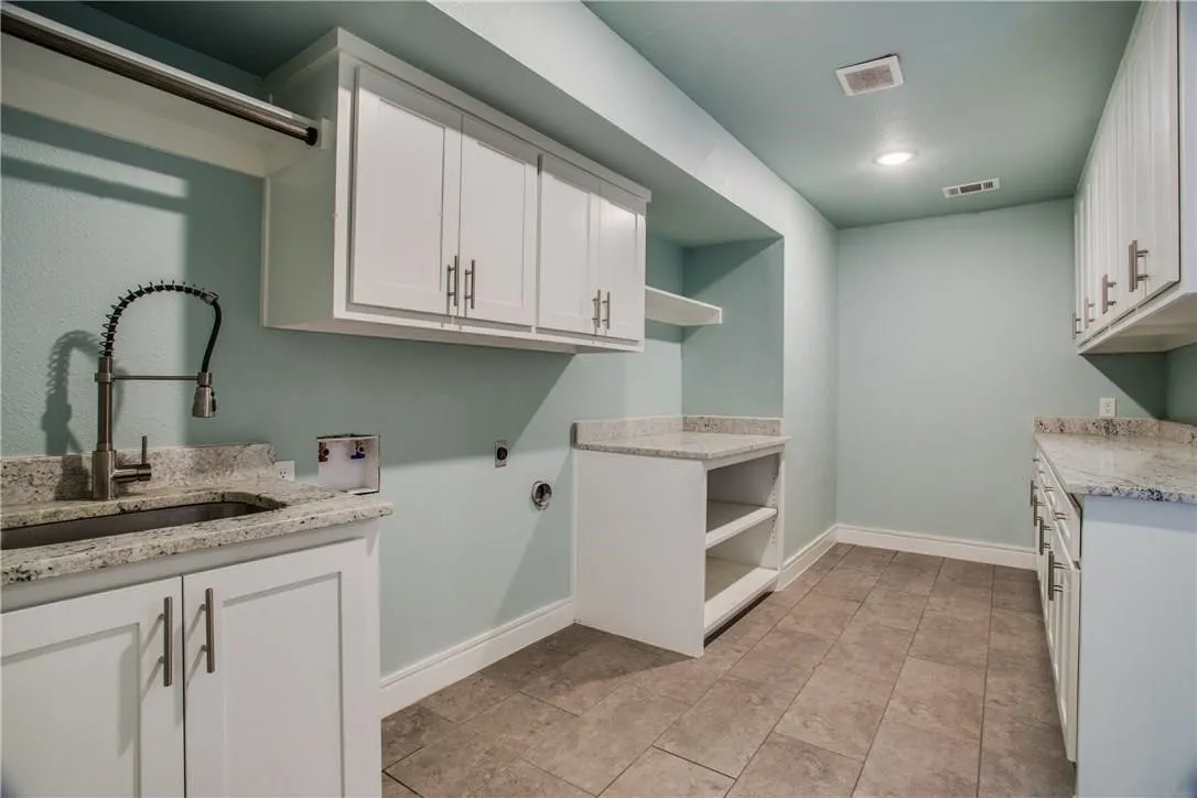Single Family Residence For Rent in Tarrant County , 4767 Overton Woods Drive, Fort Worth, Texas 76109, 6 Bedroom, 8 Bathroom, 3 Garage spaces, 5,303 Sqft, built in 1980, mls#21383059, Real Estate Agent in Fort Worth, Homes For Rent in Tarrant county, Homes For Rent in Fort Worth, Realtor in Fort Worth Texas, Real Estate Brokerage Independent Realty Texas, Luminita Cordes Realtor