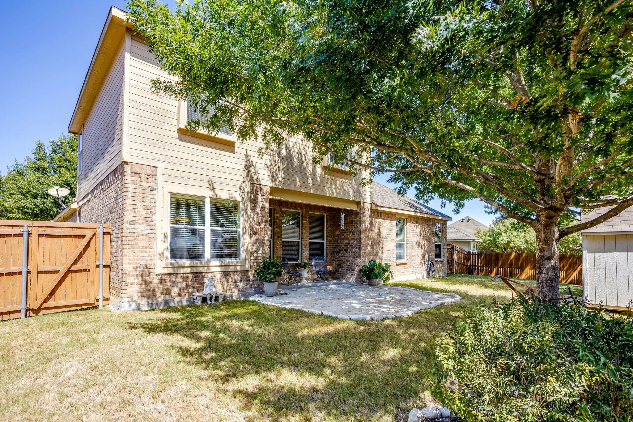 Single Family Residence For Sale in Tarrant County , 10521 N Haven Drive, Benbrook, Texas 76126, 3 Bedroom, 3 Bathroom, 2 Garage spaces, 2,321 Sqft, built in 2007, mls#21383276, Real Estate Agent in Benbrook, Homes For Sale in Tarrant county, Homes For Sale in Benbrook, Realtor in Benbrook Texas, Real Estate Brokerage Independent Realty Texas, Luminita Cordes Realtor