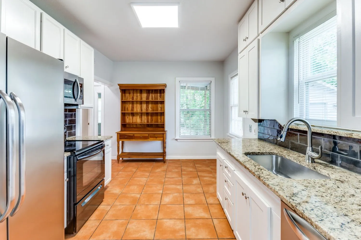 Single Family Residence For Rent in Tarrant County , 3210 Greene Avenue, Fort Worth, Texas 76109, 4 Bedroom, 3 Bathroom, 1 Garage spaces, 1,910 Sqft, built in 1937, mls#21382569, Real Estate Agent in Fort Worth, Homes For Rent in Tarrant county, Homes For Rent in Fort Worth, Realtor in Fort Worth Texas, Real Estate Brokerage Independent Realty Texas, Luminita Cordes Realtor