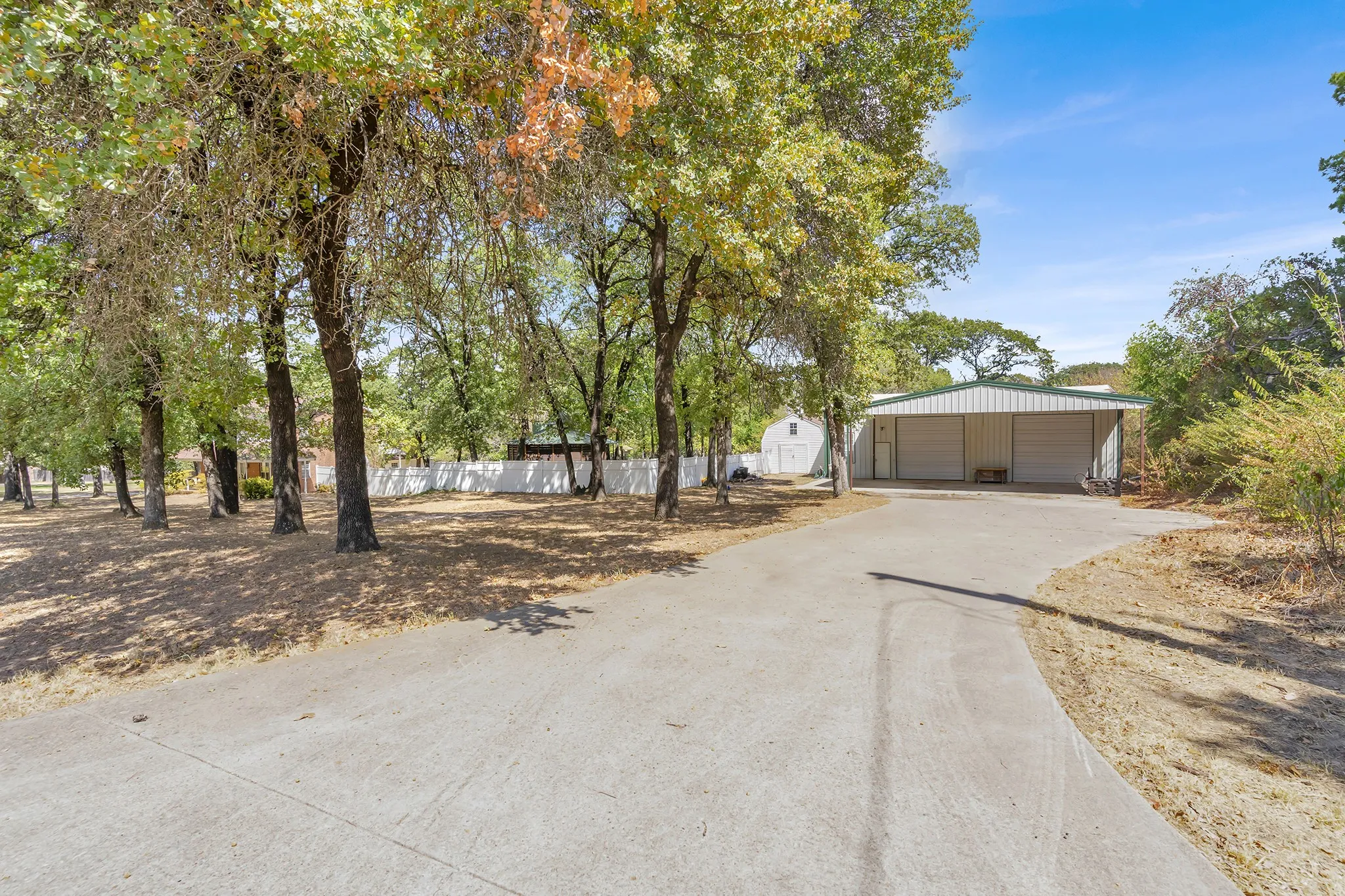 Large Insulated Workshop with Guest Quarters, Living Area and Full Bathroom. Covered Carport