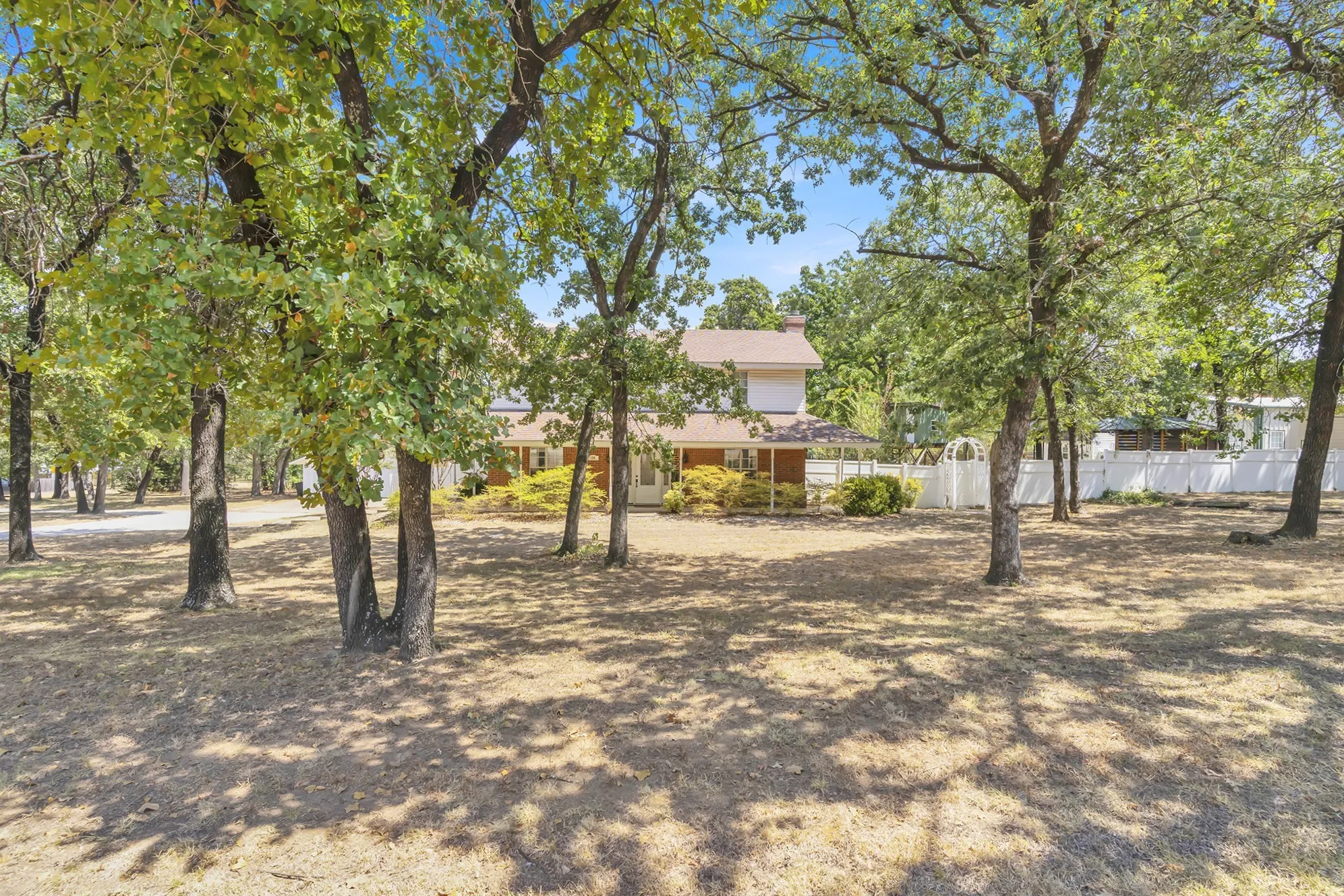 Single Family Residence For Sale in Johnson County , 124 Alvarado Oak Drive, Alvarado, Texas 76009, 3 Bedroom, 3 Bathroom, 2 Garage spaces, 1,983 Sqft, built in 1992, mls#21379629, Real Estate Agent in Alvarado, Homes For Sale in Johnson county, Homes For Sale in Alvarado, Realtor in Alvarado Texas, Real Estate Brokerage Independent Realty Texas, Luminita Cordes Realtor