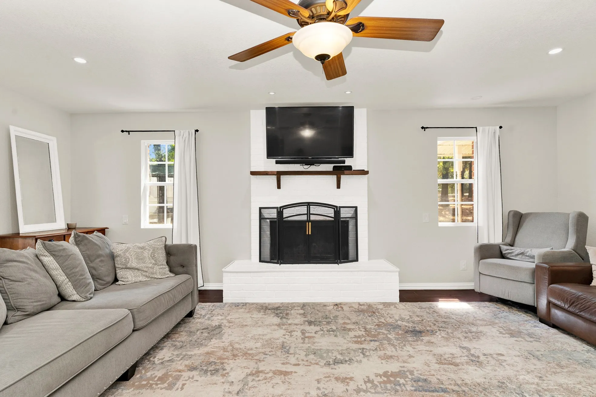 Single Family Residence For Sale in Johnson County , 124 Alvarado Oak Drive, Alvarado, Texas 76009, 3 Bedroom, 3 Bathroom, 2 Garage spaces, 1,983 Sqft, built in 1992, mls#21379629, Real Estate Agent in Alvarado, Homes For Sale in Johnson county, Homes For Sale in Alvarado, Realtor in Alvarado Texas, Real Estate Brokerage Independent Realty Texas, Luminita Cordes Realtor