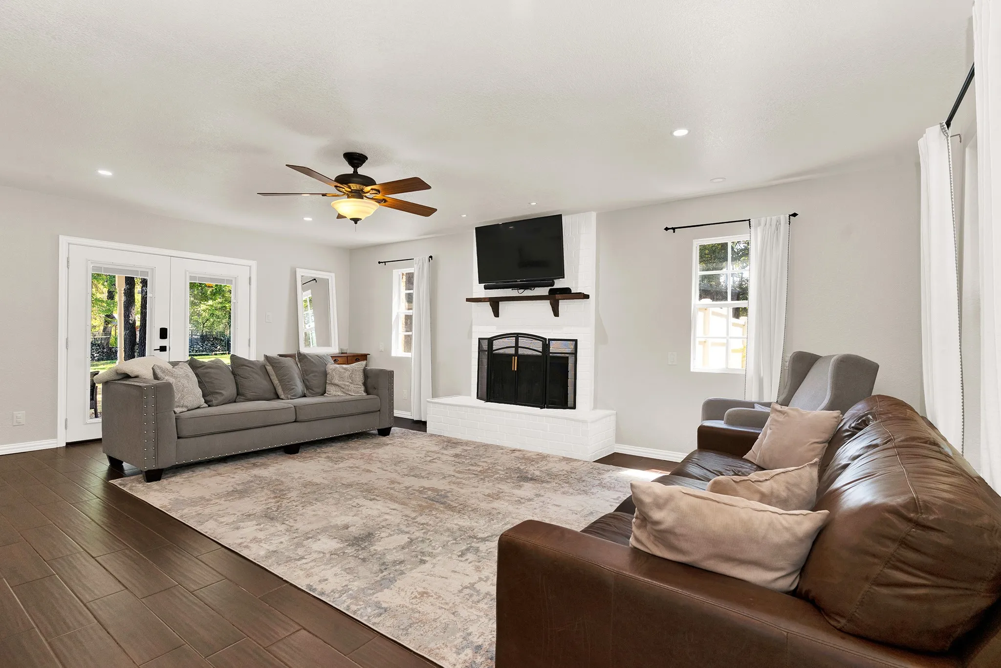 Single Family Residence For Sale in Johnson County , 124 Alvarado Oak Drive, Alvarado, Texas 76009, 3 Bedroom, 3 Bathroom, 2 Garage spaces, 1,983 Sqft, built in 1992, mls#21379629, Real Estate Agent in Alvarado, Homes For Sale in Johnson county, Homes For Sale in Alvarado, Realtor in Alvarado Texas, Real Estate Brokerage Independent Realty Texas, Luminita Cordes Realtor