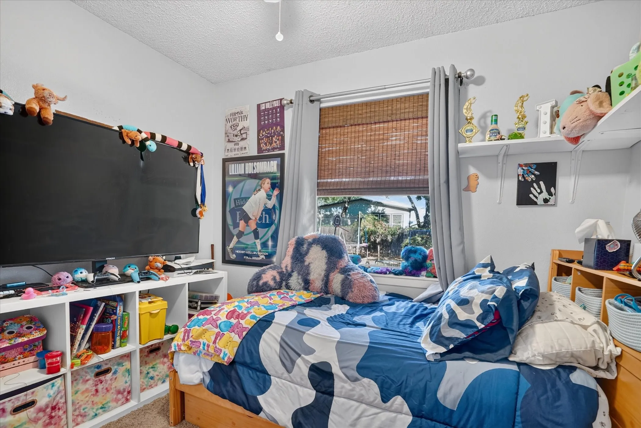 Recessed window with woven wood blinds