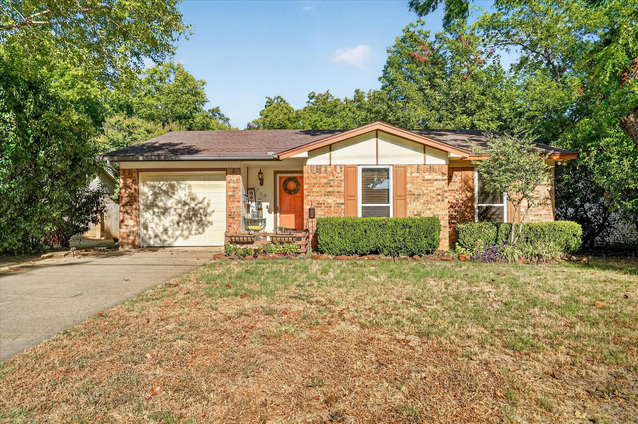 Single Family Residence For Sale in Johnson County , 209 S Scott Street, Burleson, Texas 76028, 3 Bedroom, 2 Bathroom, 1 Garage spaces, 996 Sqft, built in 1976, mls#21381917, Real Estate Agent in Burleson, Homes For Sale in Johnson county, Homes For Sale in Burleson, Realtor in Burleson Texas, Real Estate Brokerage Independent Realty Texas, Luminita Cordes Realtor