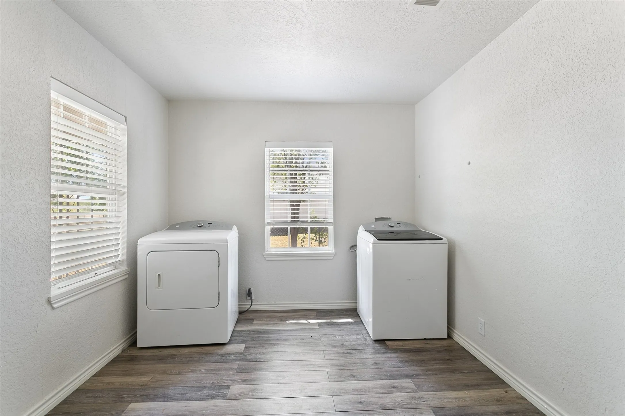 Single Family Residence For Sale in Wise County , 521 S Oak Street, Paradise, Texas 76073, 3 Bedroom, 1 Bathroom, Garage spaces, 1,472 Sqft, built in 1960, mls#21378710, Real Estate Agent in Paradise, Homes For Sale in Wise county, Homes For Sale in Paradise, Realtor in Paradise Texas, Real Estate Brokerage Independent Realty Texas, Luminita Cordes Realtor