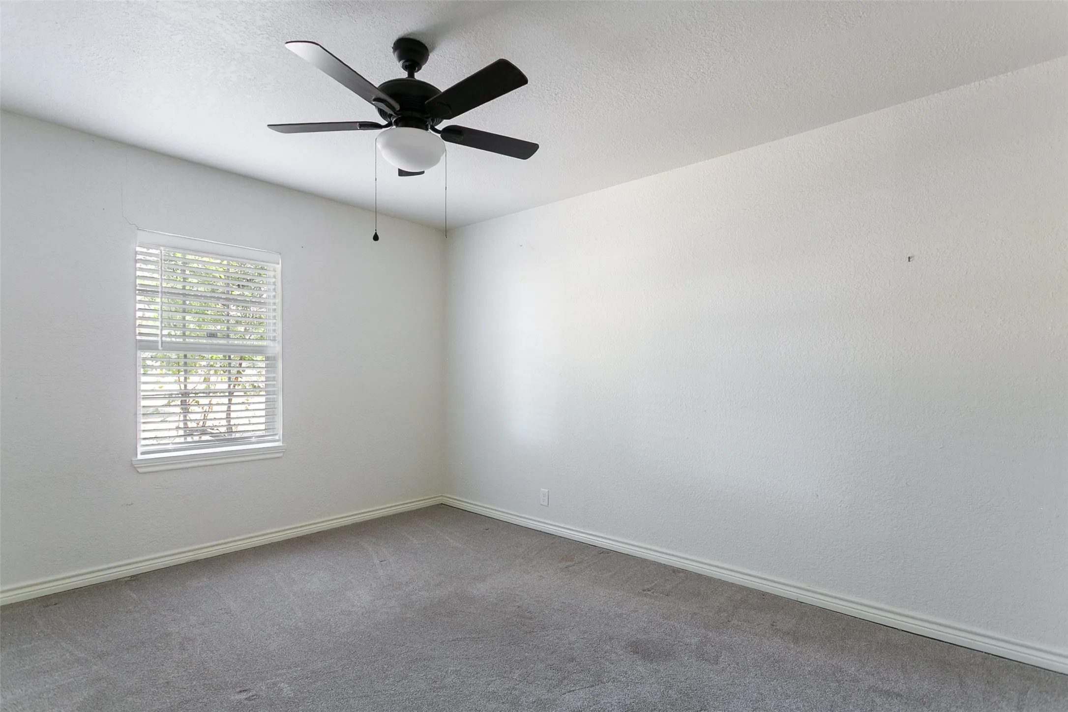 Single Family Residence For Sale in Wise County , 521 S Oak Street, Paradise, Texas 76073, 3 Bedroom, 1 Bathroom, Garage spaces, 1,472 Sqft, built in 1960, mls#21378710, Real Estate Agent in Paradise, Homes For Sale in Wise county, Homes For Sale in Paradise, Realtor in Paradise Texas, Real Estate Brokerage Independent Realty Texas, Luminita Cordes Realtor