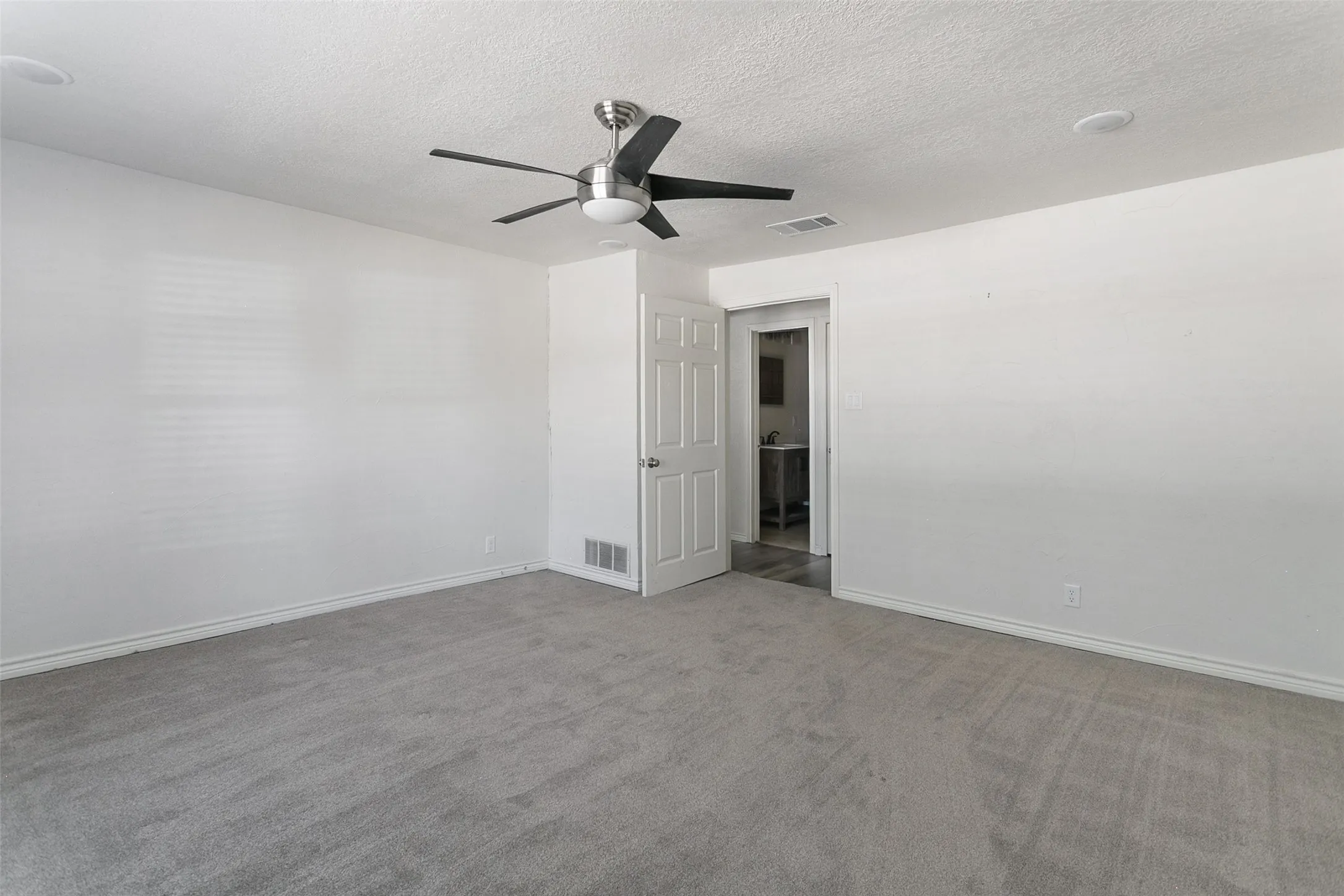 Single Family Residence For Sale in Wise County , 521 S Oak Street, Paradise, Texas 76073, 3 Bedroom, 1 Bathroom, Garage spaces, 1,472 Sqft, built in 1960, mls#21378710, Real Estate Agent in Paradise, Homes For Sale in Wise county, Homes For Sale in Paradise, Realtor in Paradise Texas, Real Estate Brokerage Independent Realty Texas, Luminita Cordes Realtor